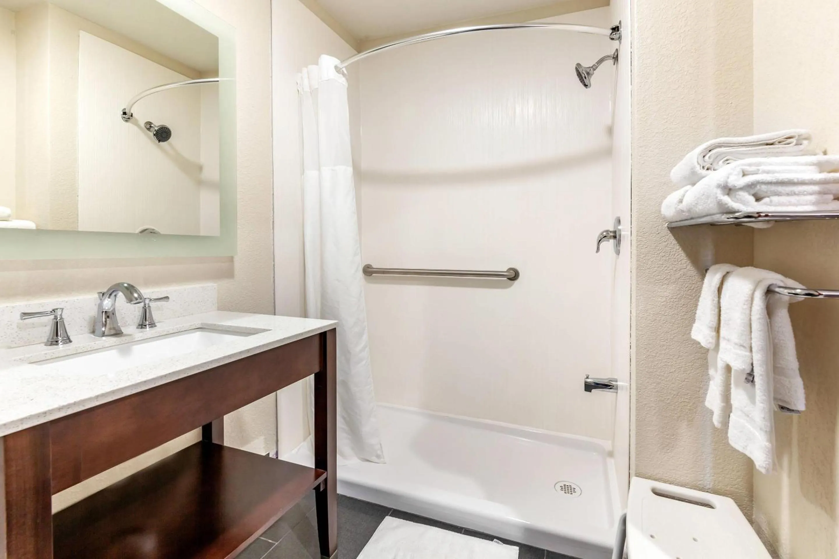 Bedroom in Quality Inn New London