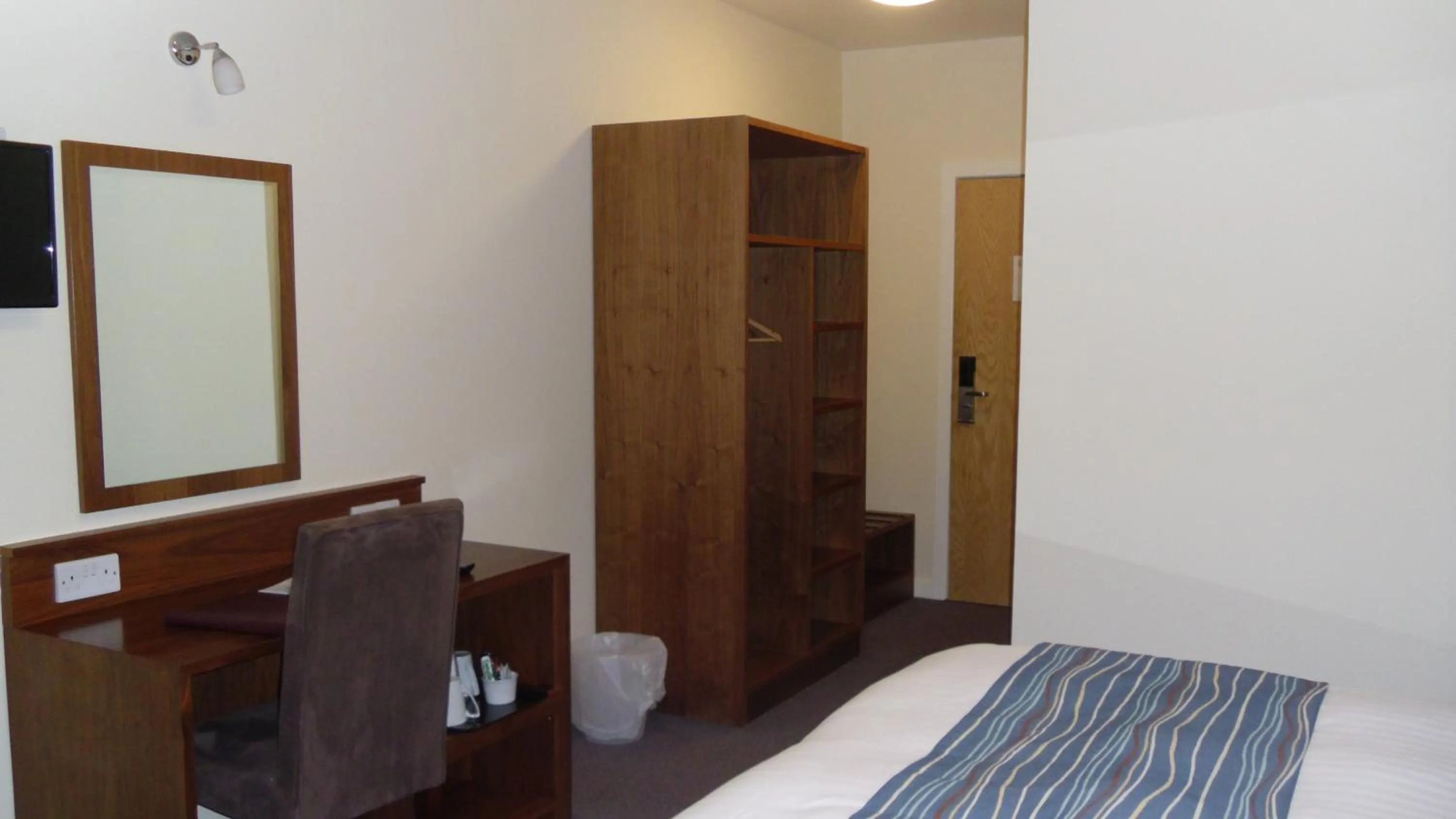 Photo of the whole room, Bed in Eyesleepover