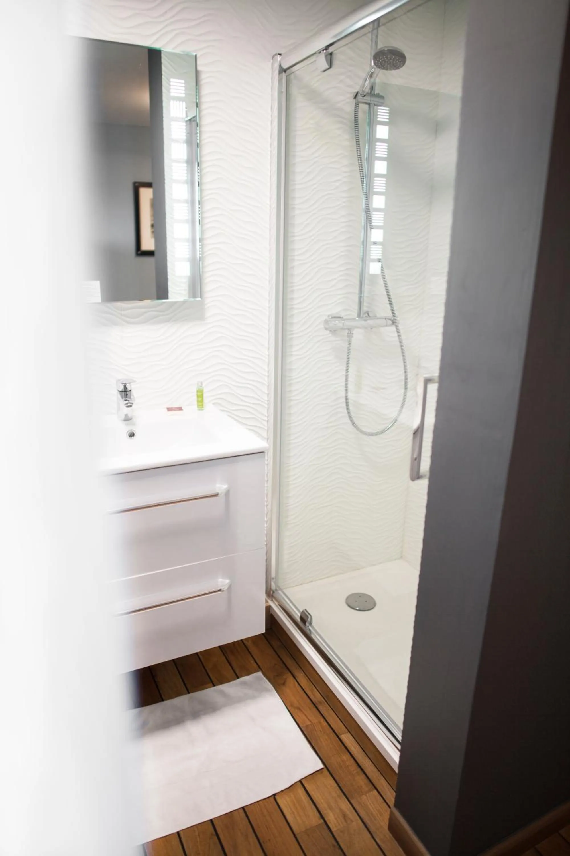 Shower in Cit'Hotel B Hotel Brasserie