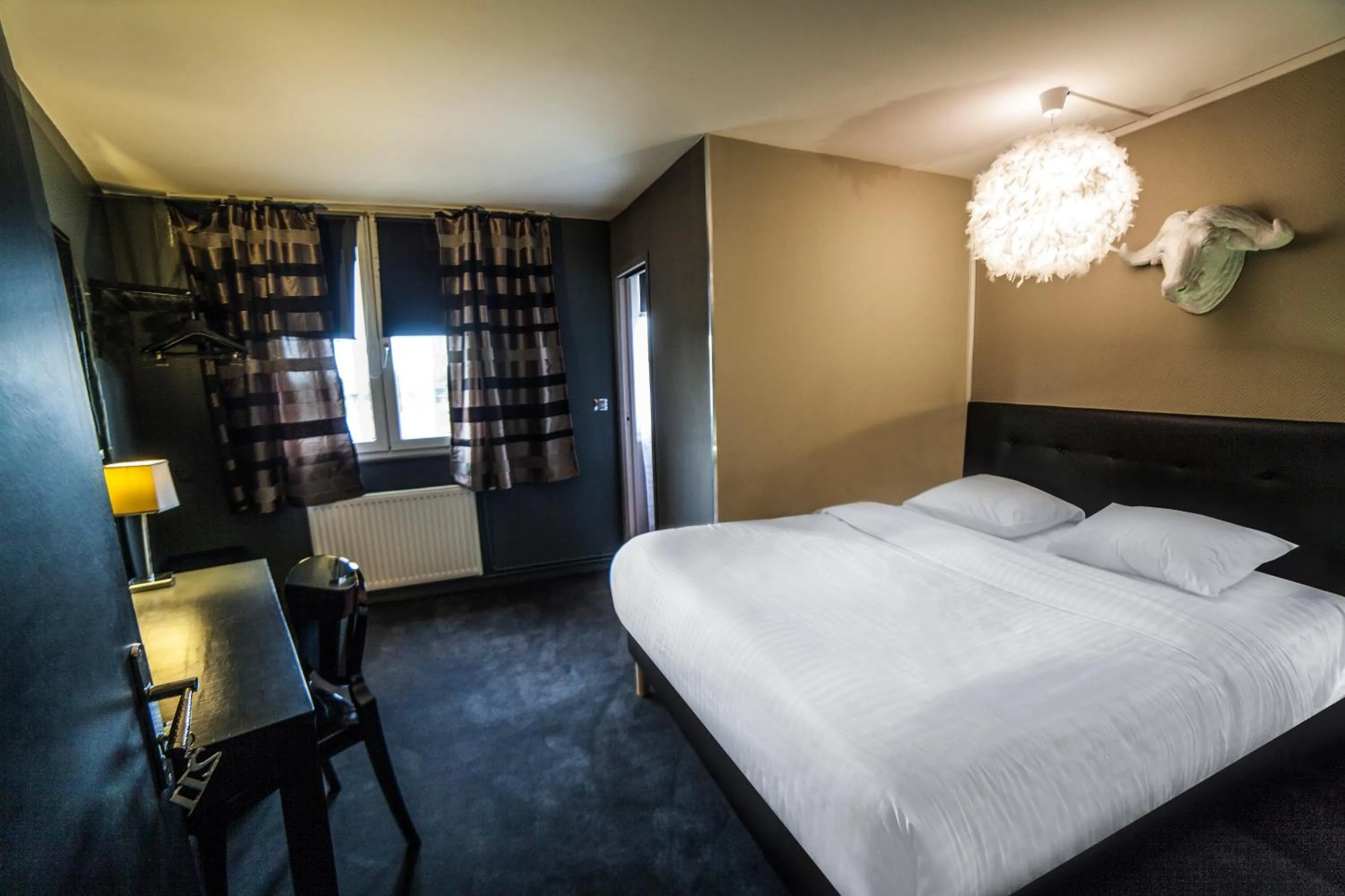 TV and multimedia, Bed in Cit'Hotel B Hotel Brasserie