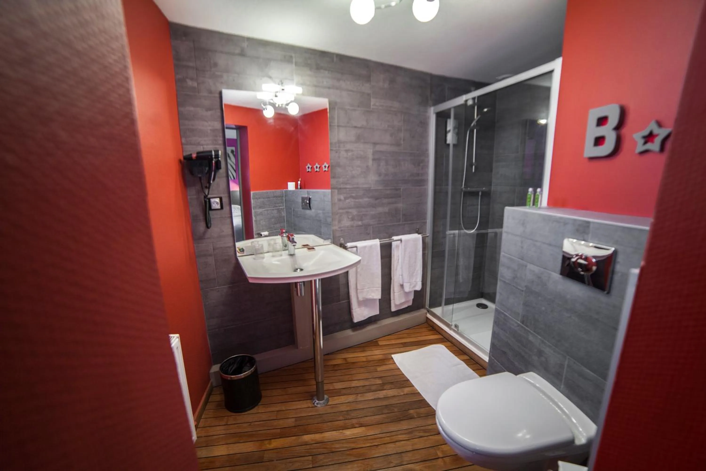 Shower in Cit'Hotel B Hotel Brasserie