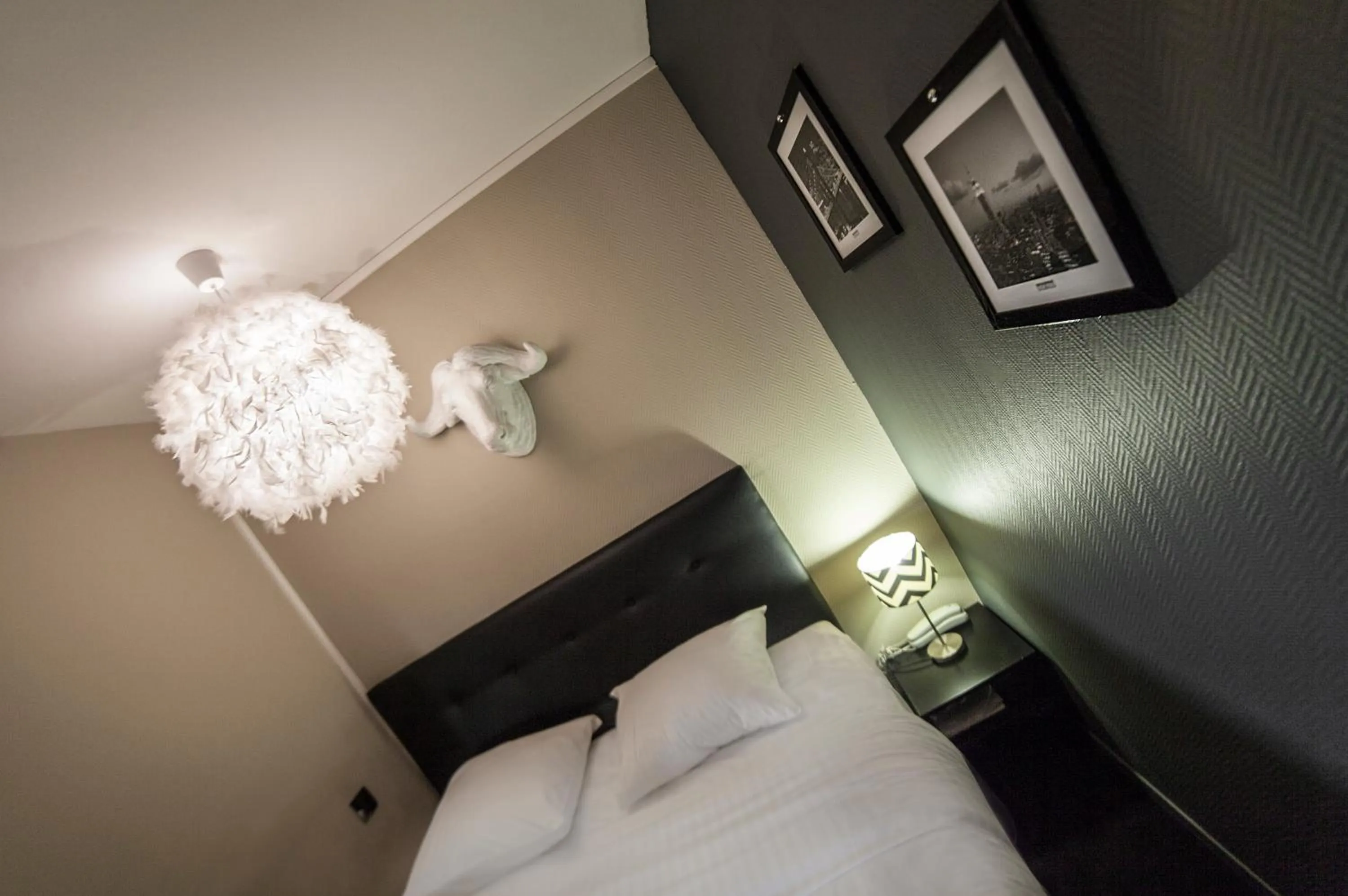 TV and multimedia, Bed in Cit'Hotel B Hotel Brasserie