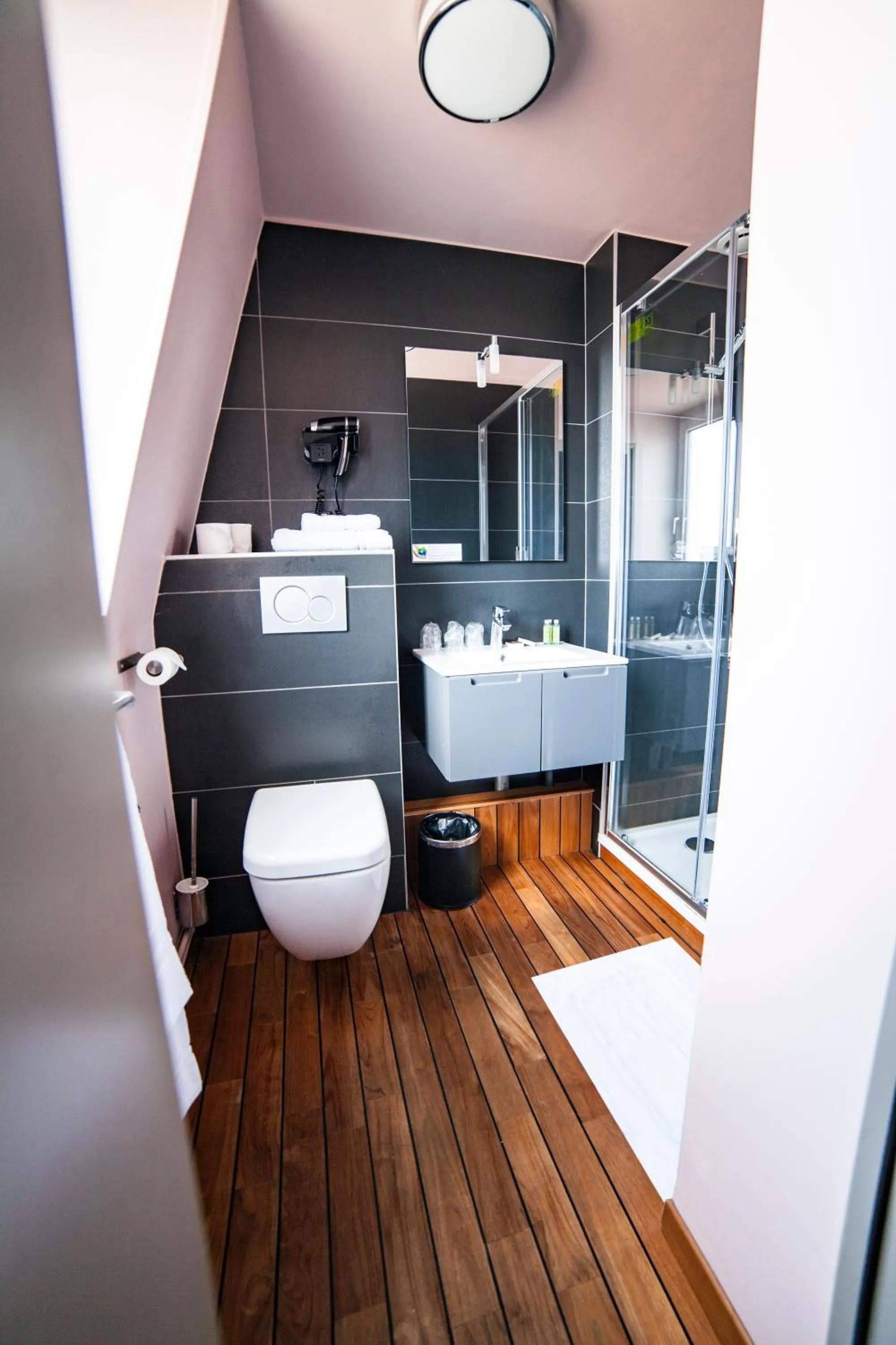 Shower in Cit'Hotel B Hotel Brasserie