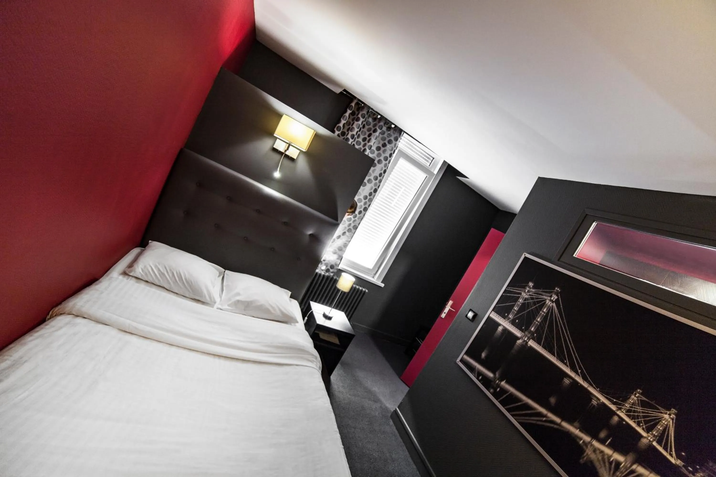 TV and multimedia, Bed in Cit'Hotel B Hotel Brasserie