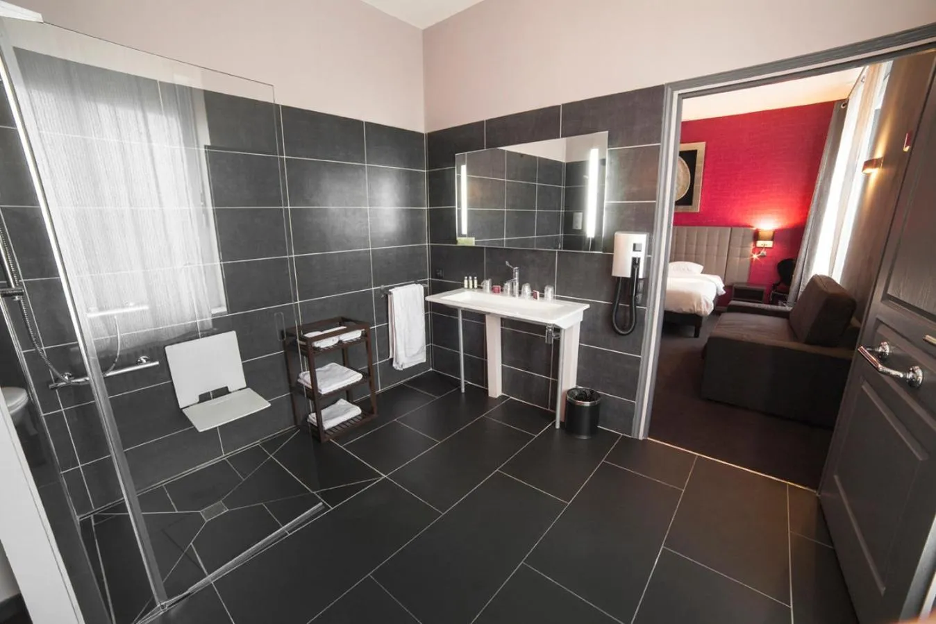 Shower in Cit'Hotel B Hotel Brasserie