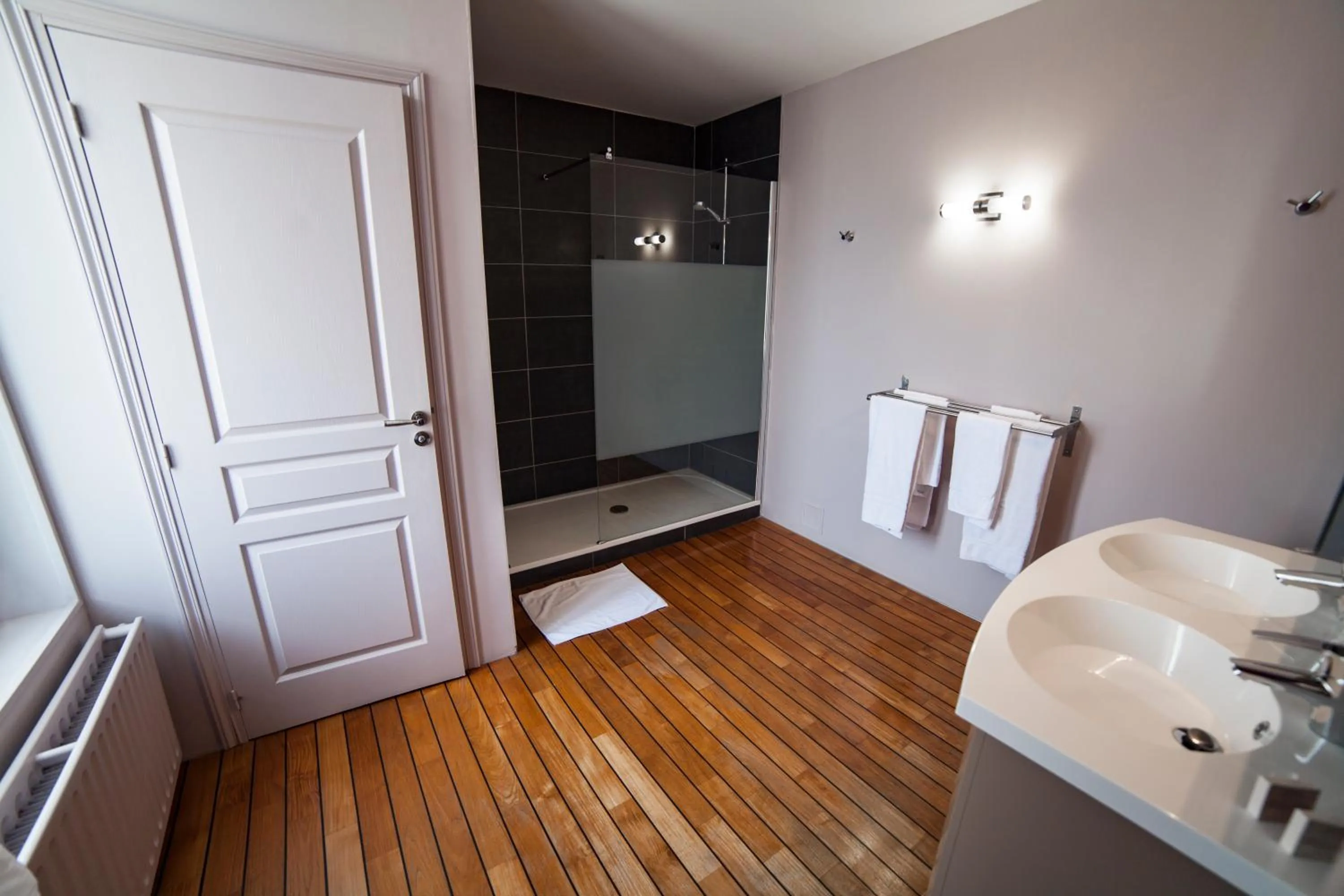 Shower in Cit'Hotel B Hotel Brasserie