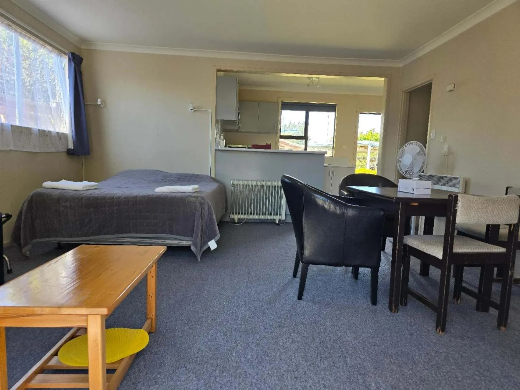 Bed in Alpenhorn Motel