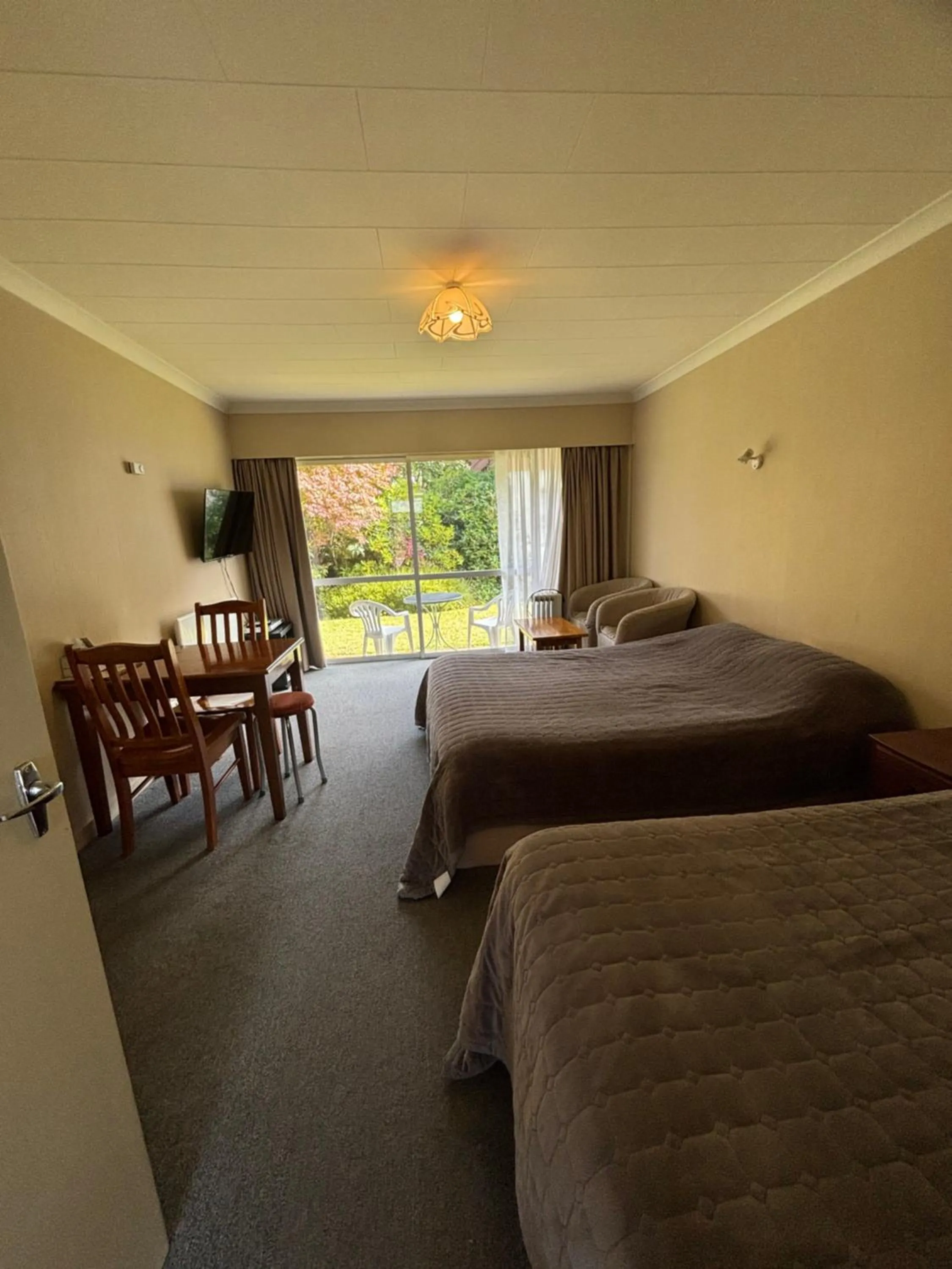 Bed in Alpenhorn Motel