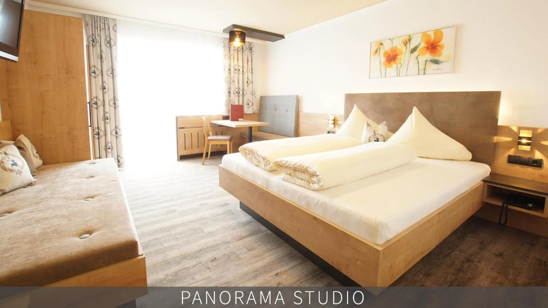 Living room, Bed in Das Aparthotel Olympia Tirol