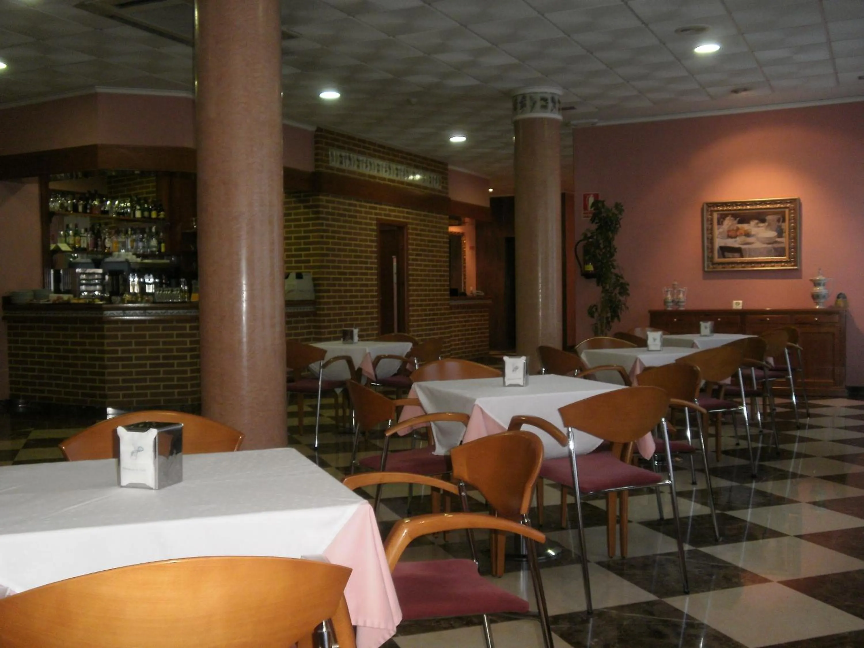 Restaurant/places to eat in Hotel Isabel
