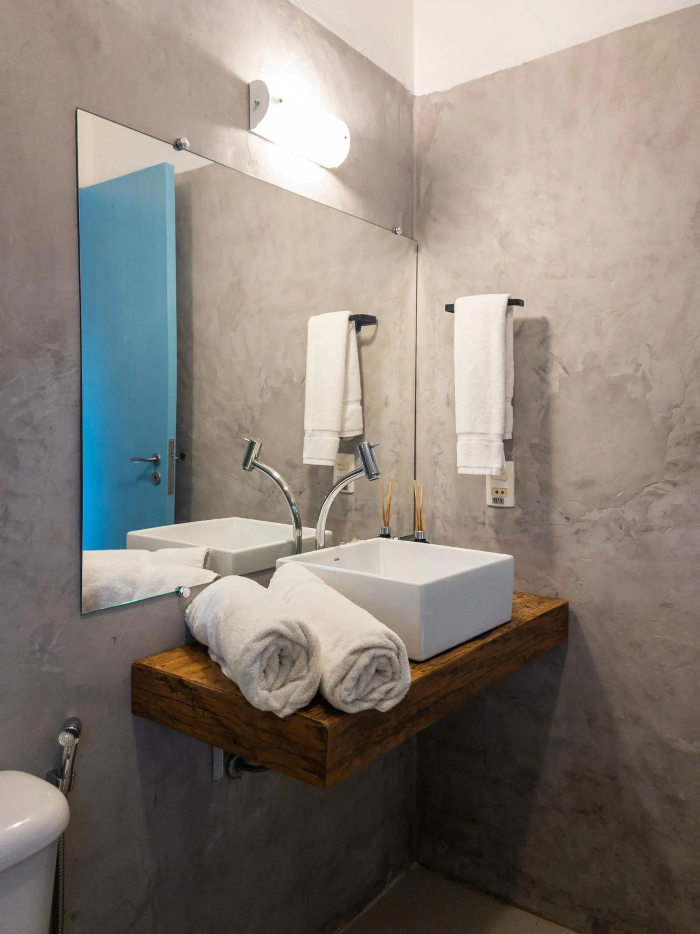 TV and multimedia in Pousada Toca da Praia