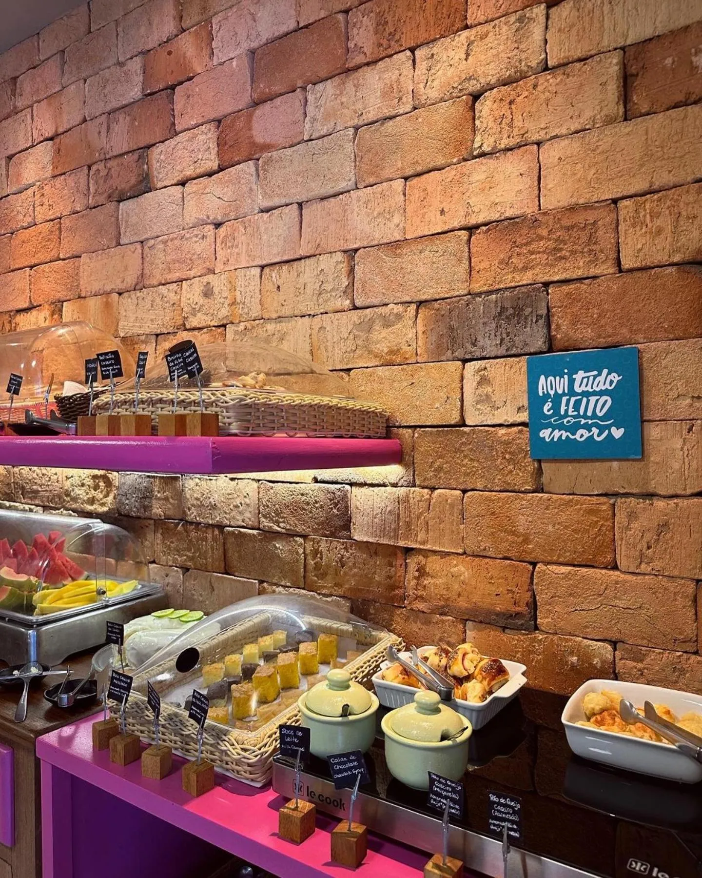 Buffet breakfast in Pousada Toca da Praia