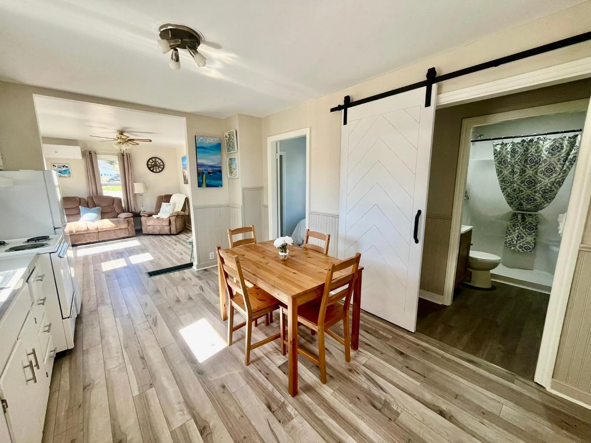 Kitchen or kitchenette in Alma Shore Lane Suites & Cottages