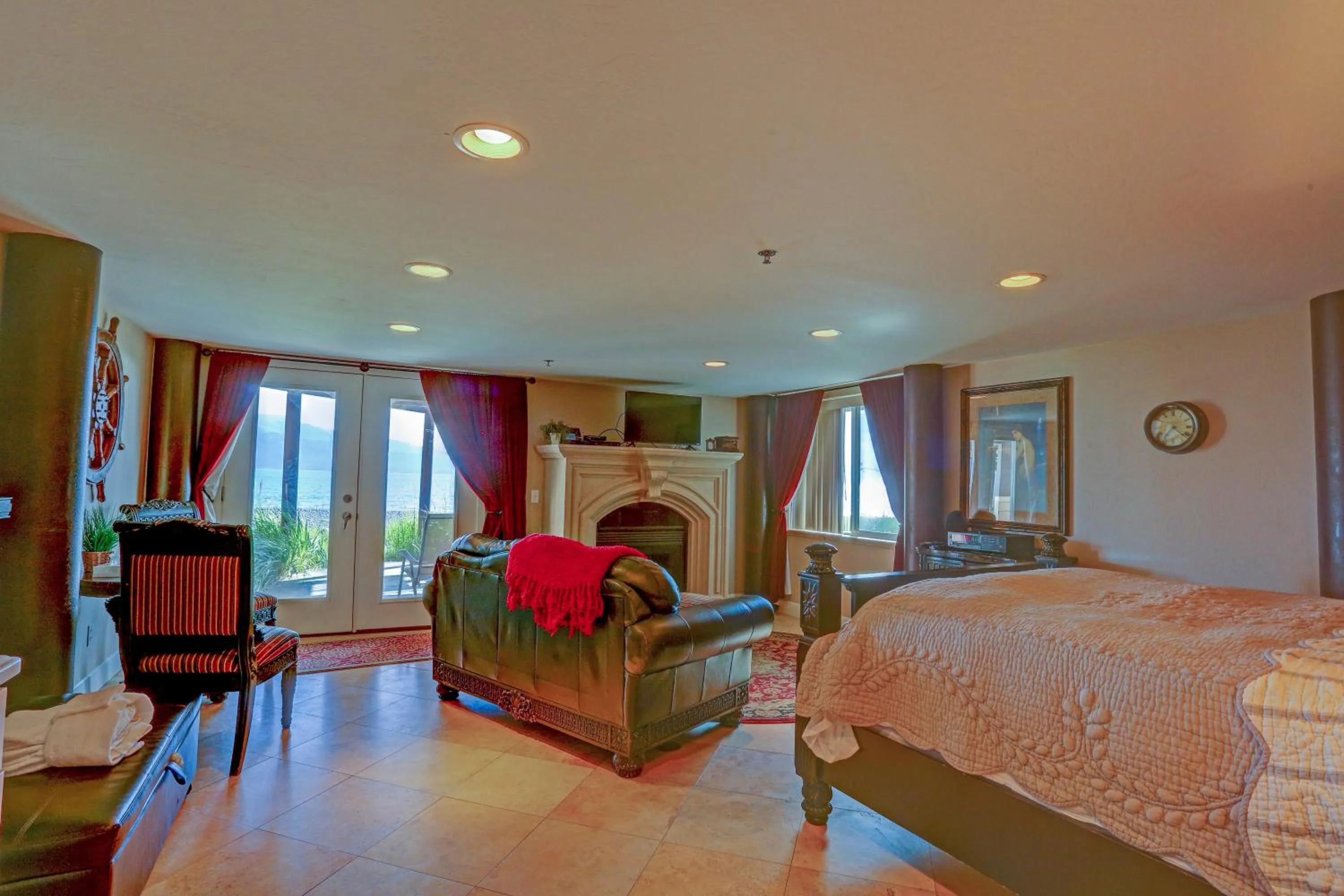 Photo of the whole room, Bed in Land's End