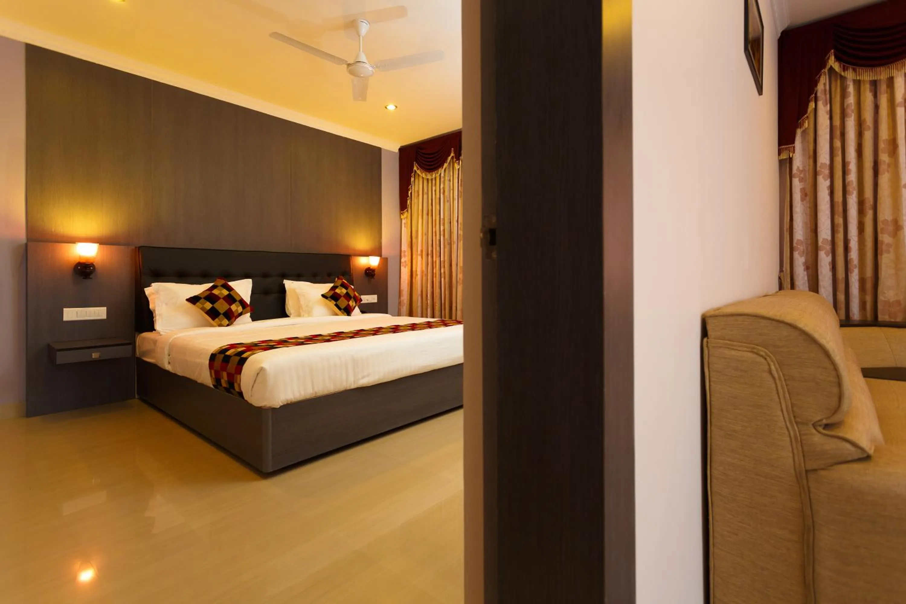 Living room, Bed in Hotel Gopalapuram International