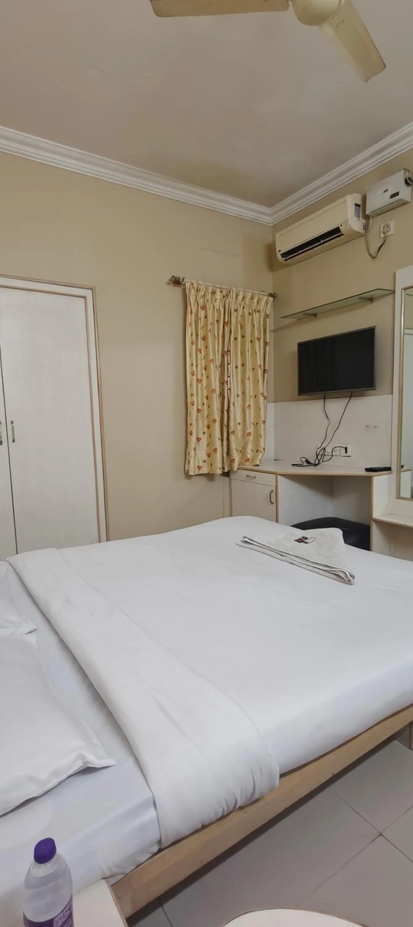 Bedroom, Bed in The Corporate Comforts