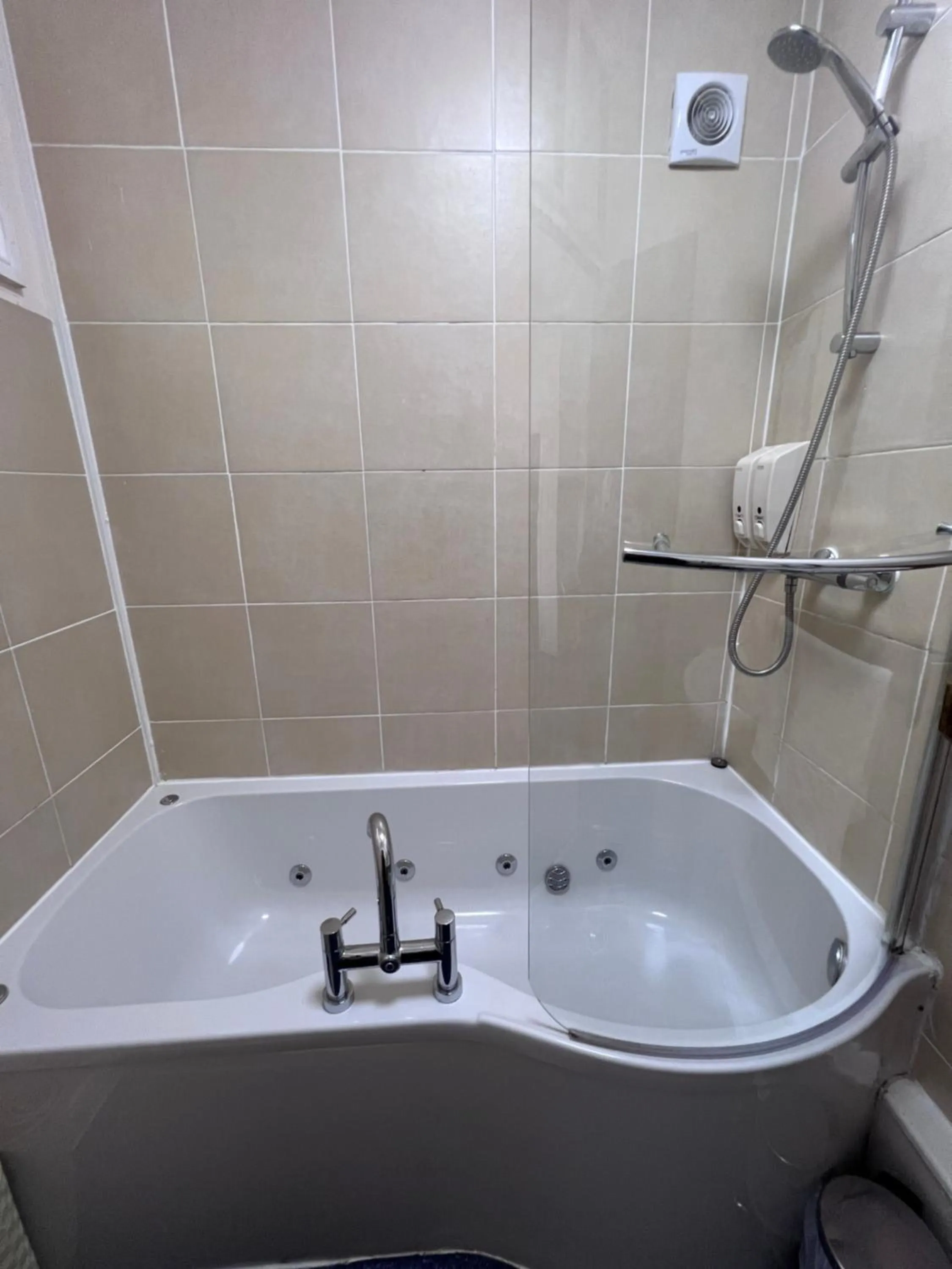 Shower in Royal Britannia Hotel