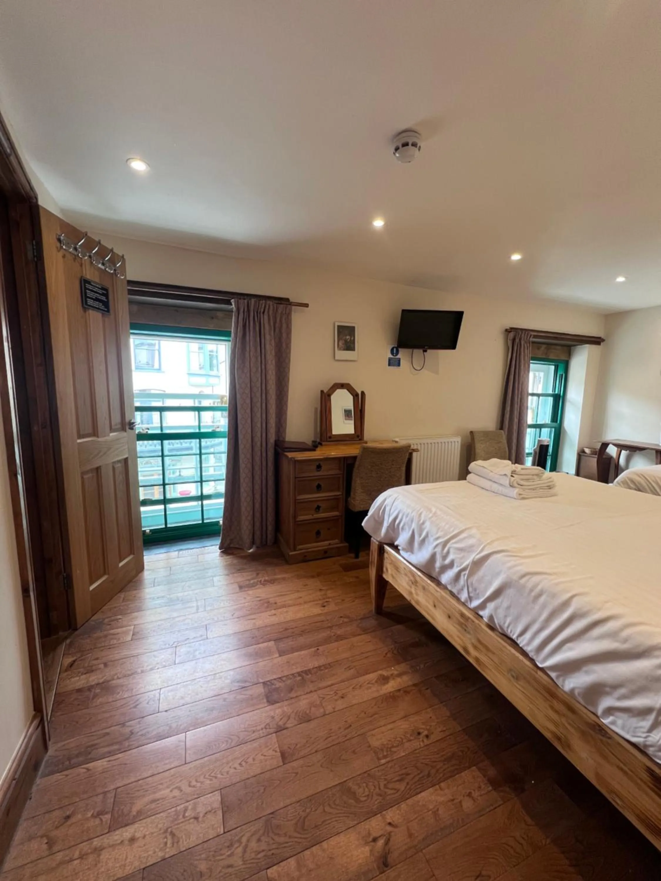 Bedroom, Bed in Royal Britannia Hotel