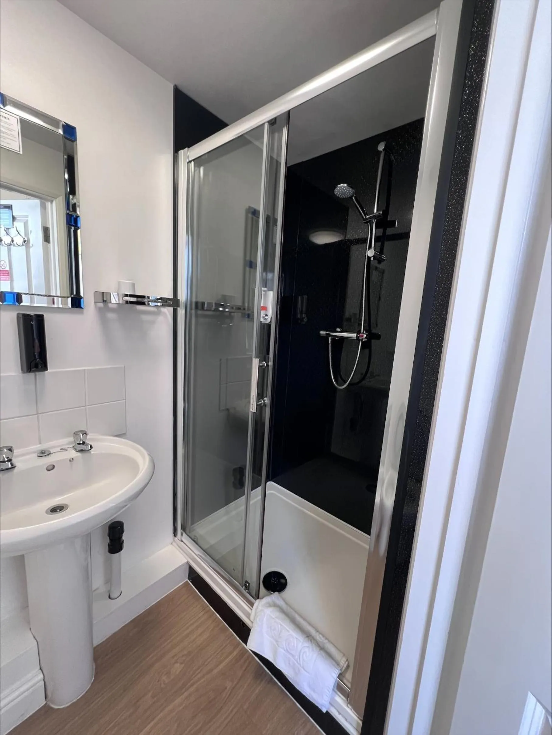 Shower in Royal Britannia Hotel