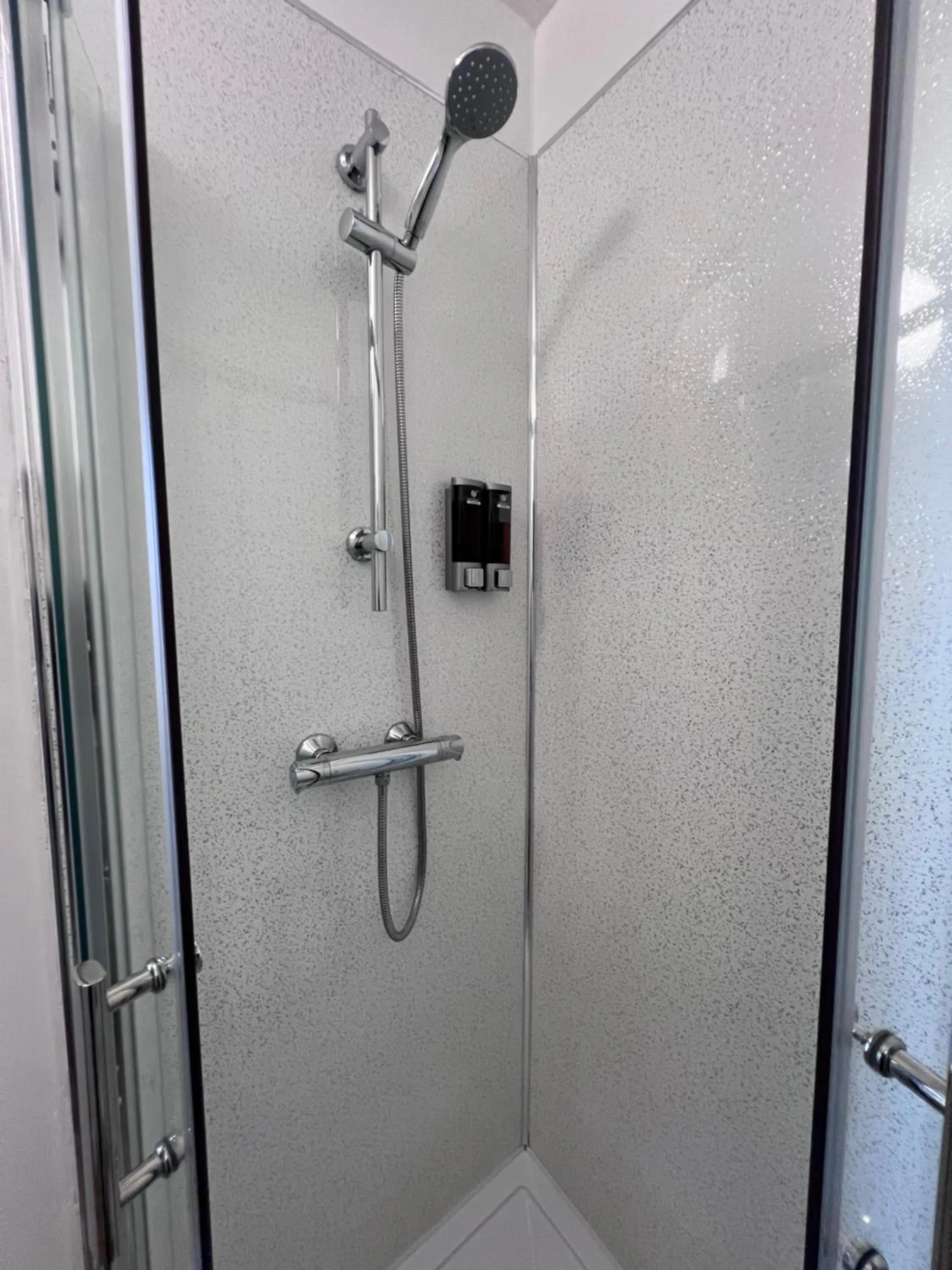 Shower in Royal Britannia Hotel