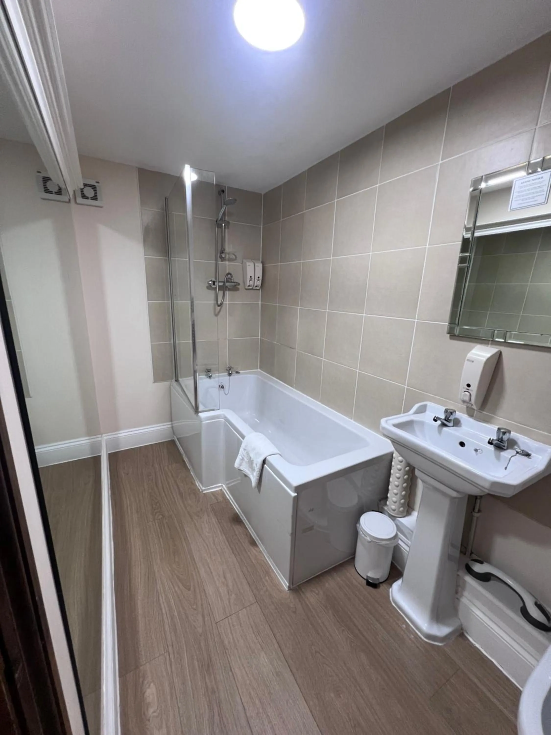 Shower in Royal Britannia Hotel