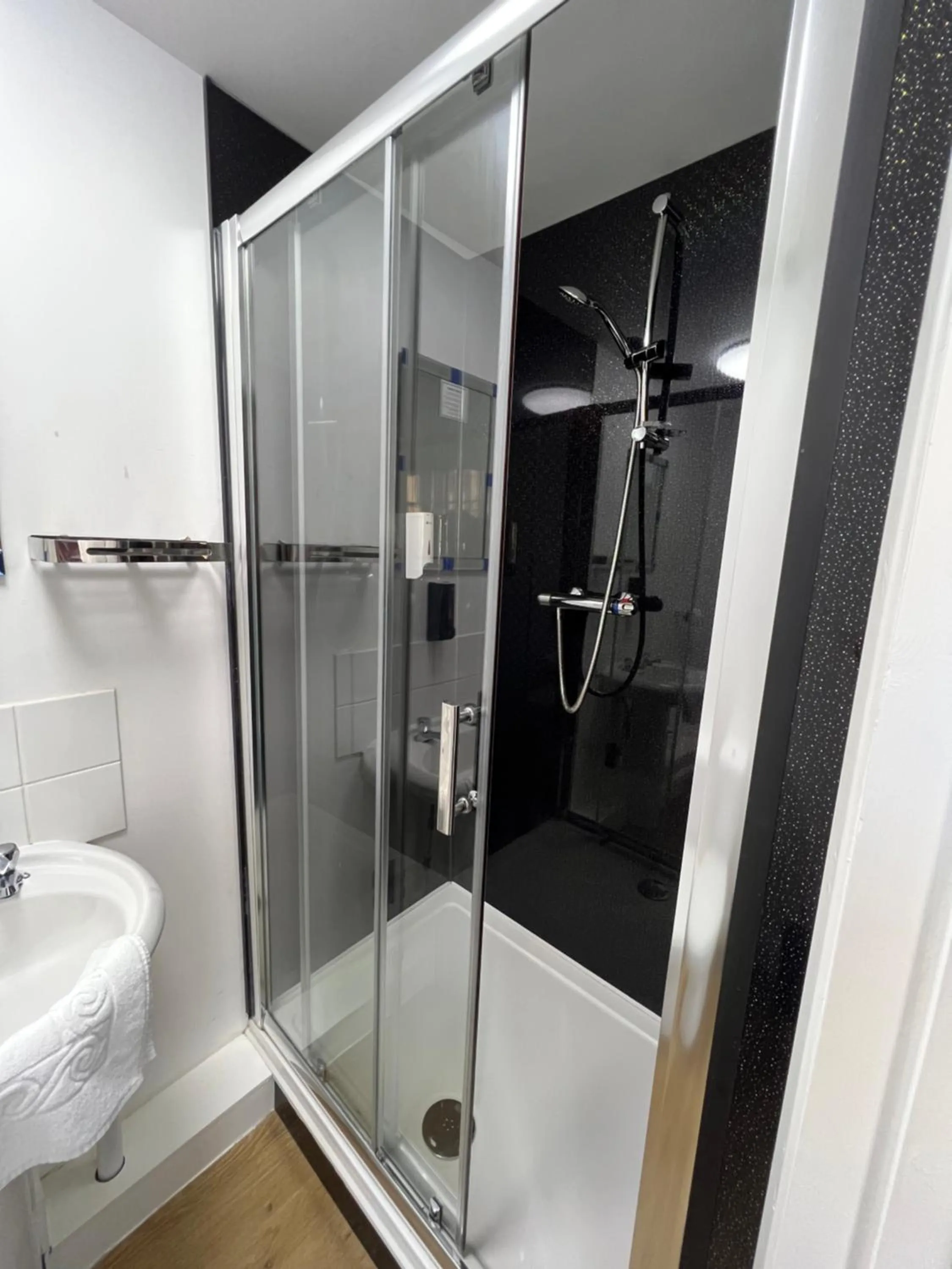 Shower in Royal Britannia Hotel