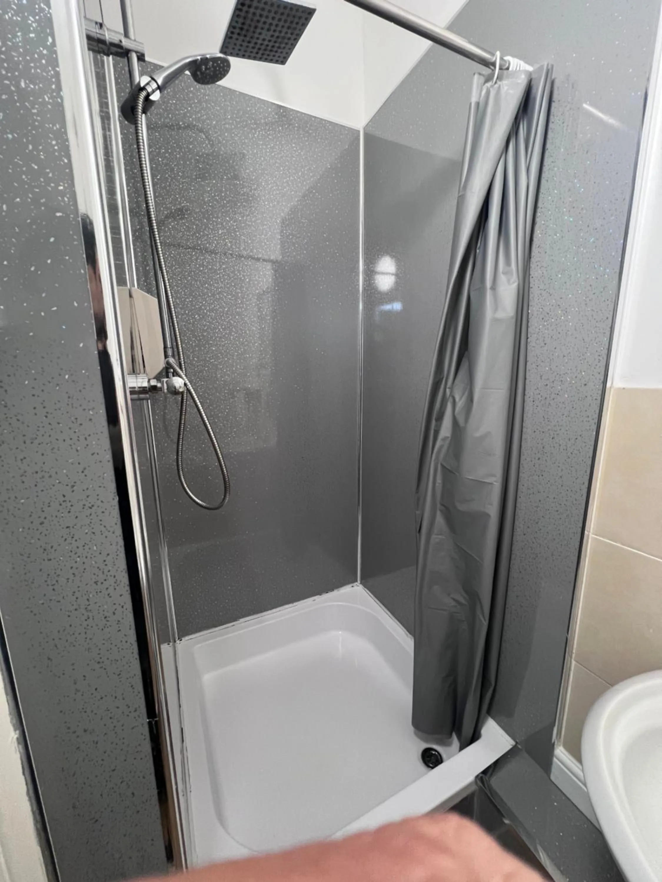 Shower in Royal Britannia Hotel