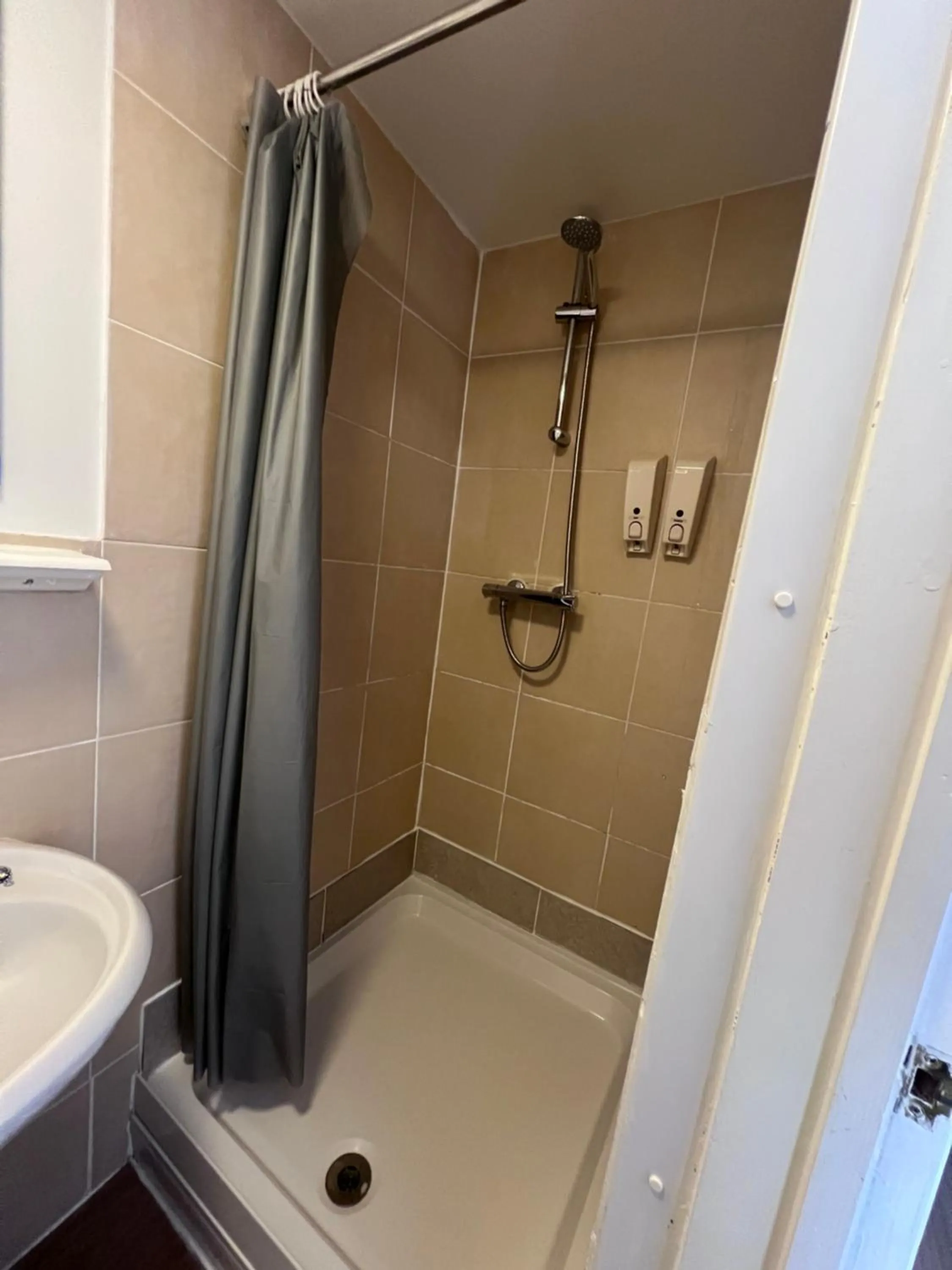 Shower in Royal Britannia Hotel