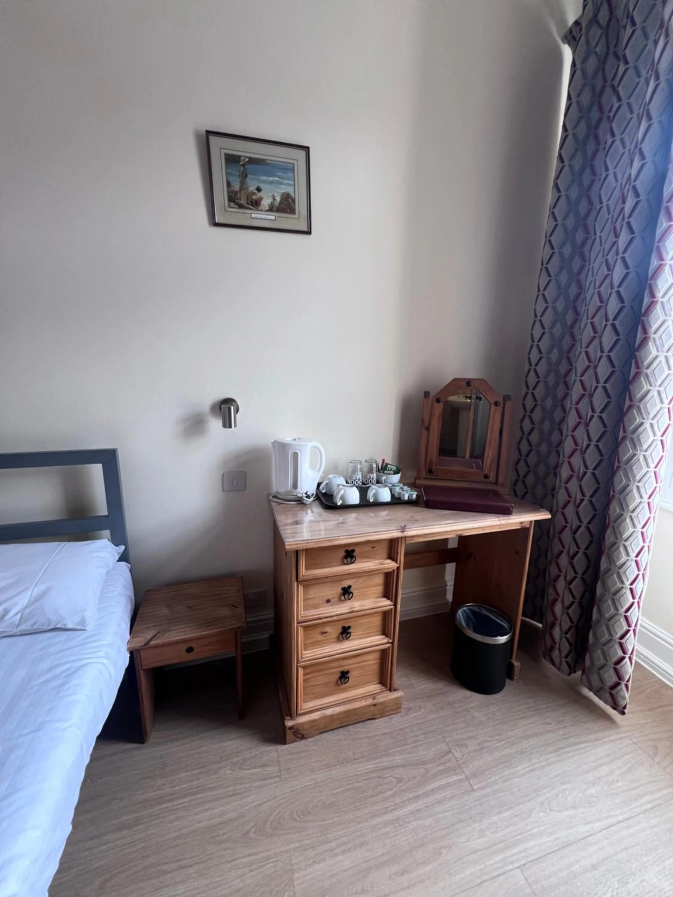 Coffee/tea facilities, Bed in Royal Britannia Hotel