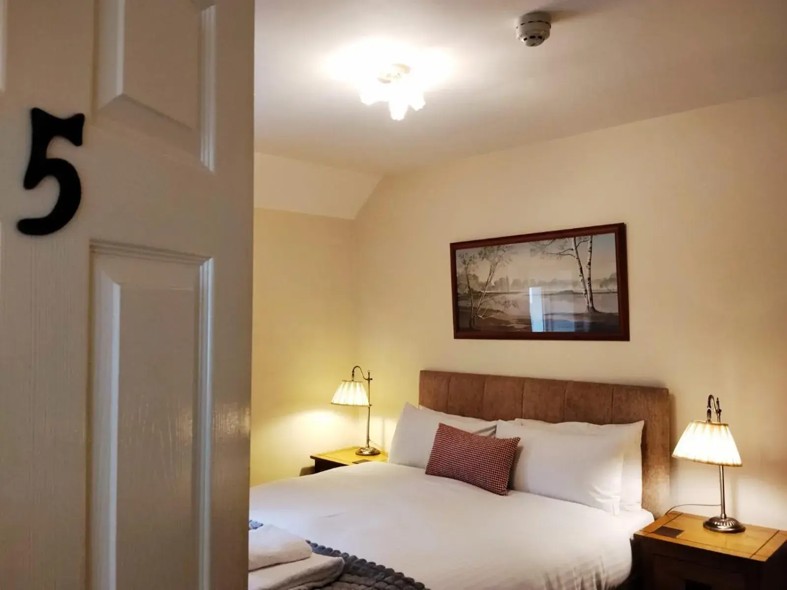 Deluxe Double Room with Bath in The Rockford Inn Deluxe Double Room with Bath in The Rockford Inn