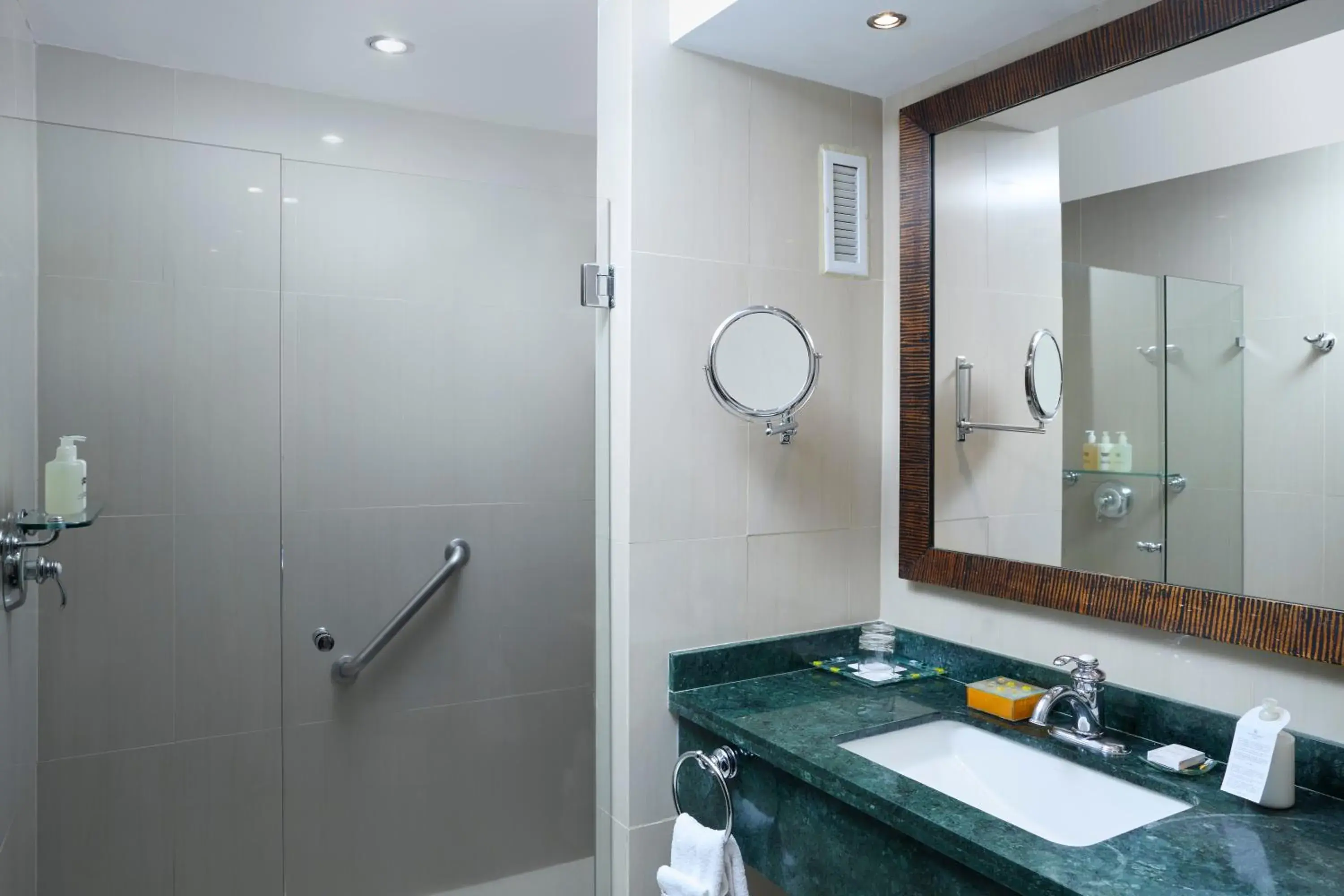 Executive King Suite with City View in Renaissance Caracas La Castellana Hotel Executive King Suite with City View in Renaissance Caracas La Castellana Hotel