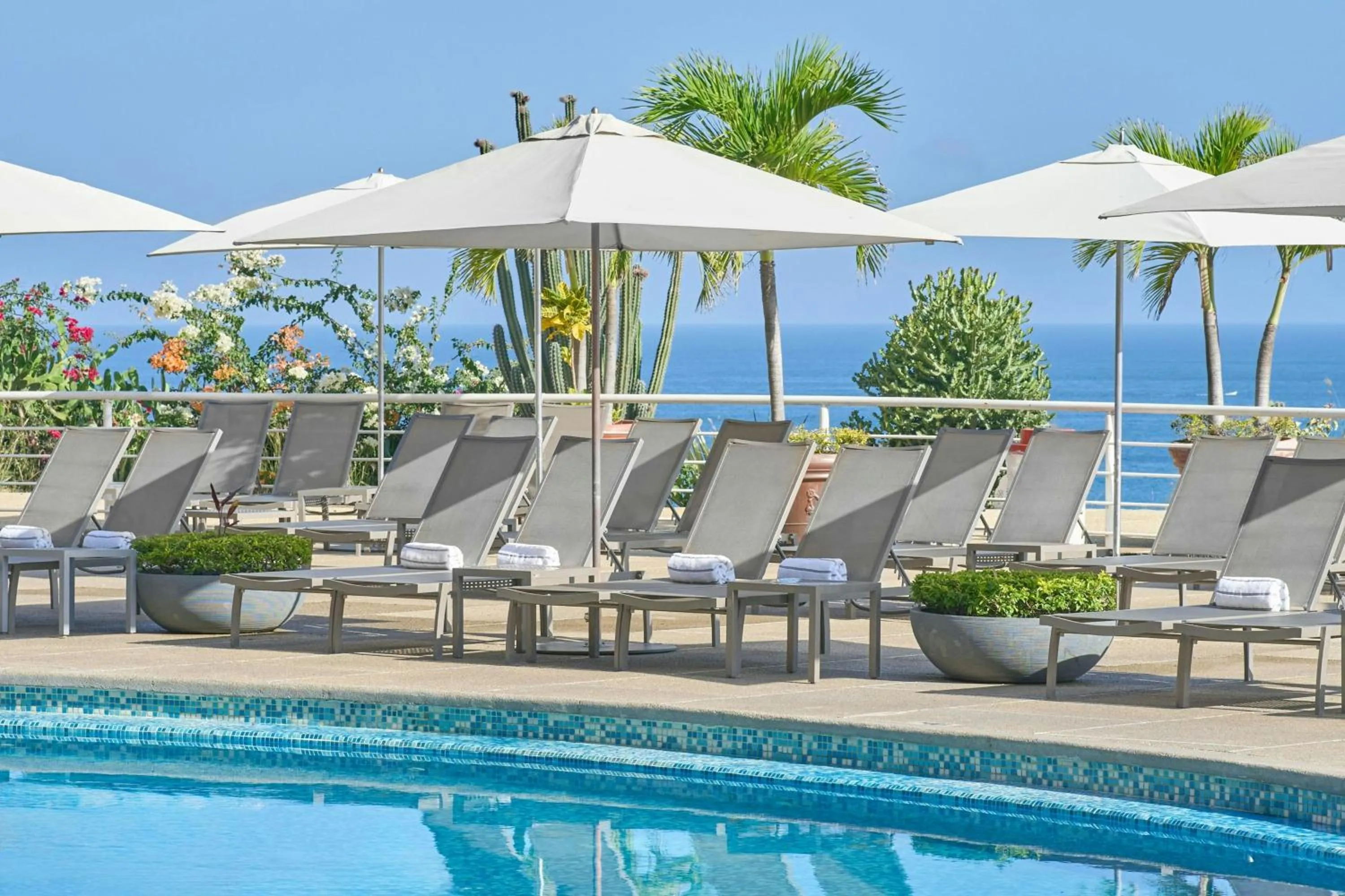 Swimming pool in Marriott Venezuela Hotel Playa Grande