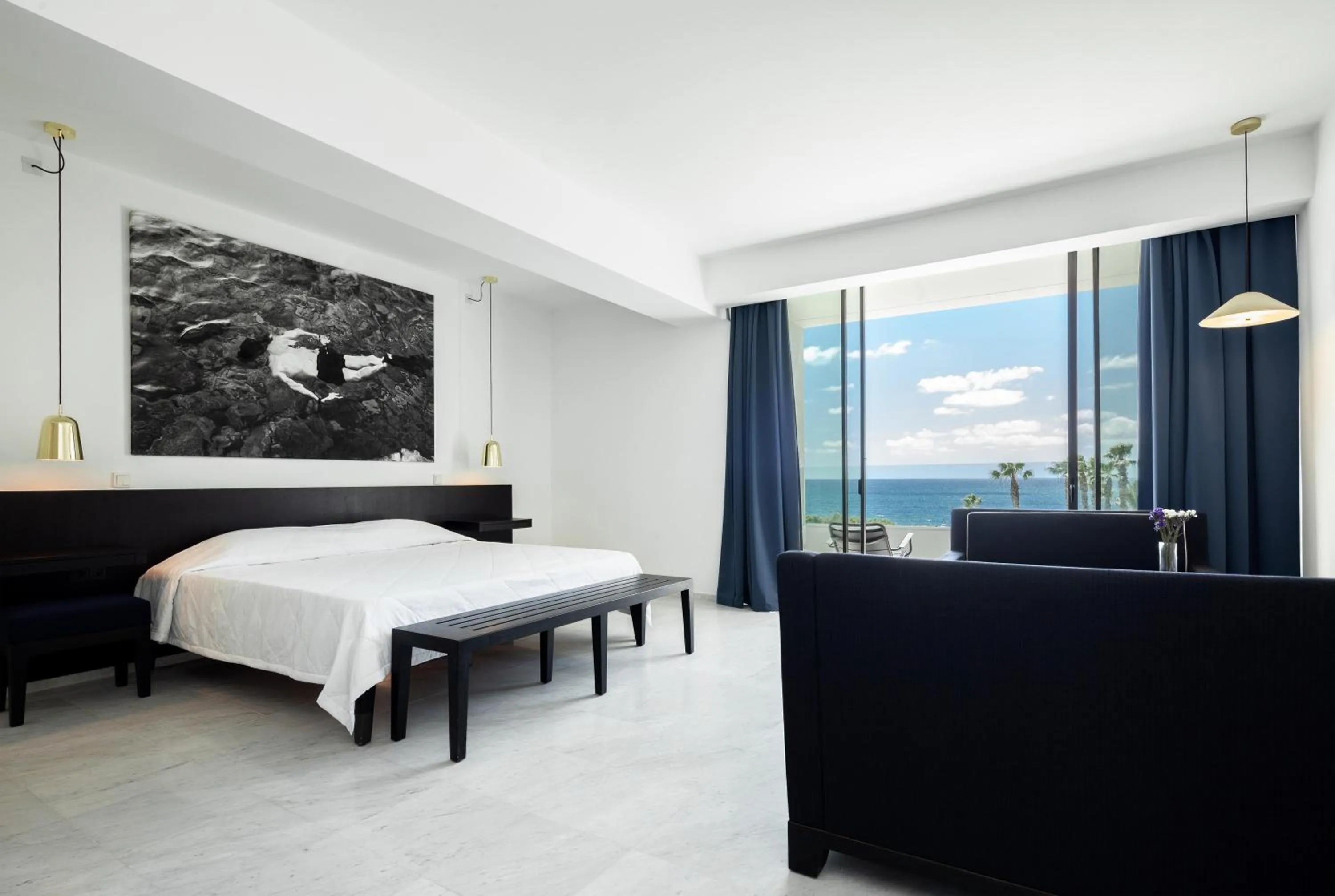 Photo of the whole room, Bed in Almyra