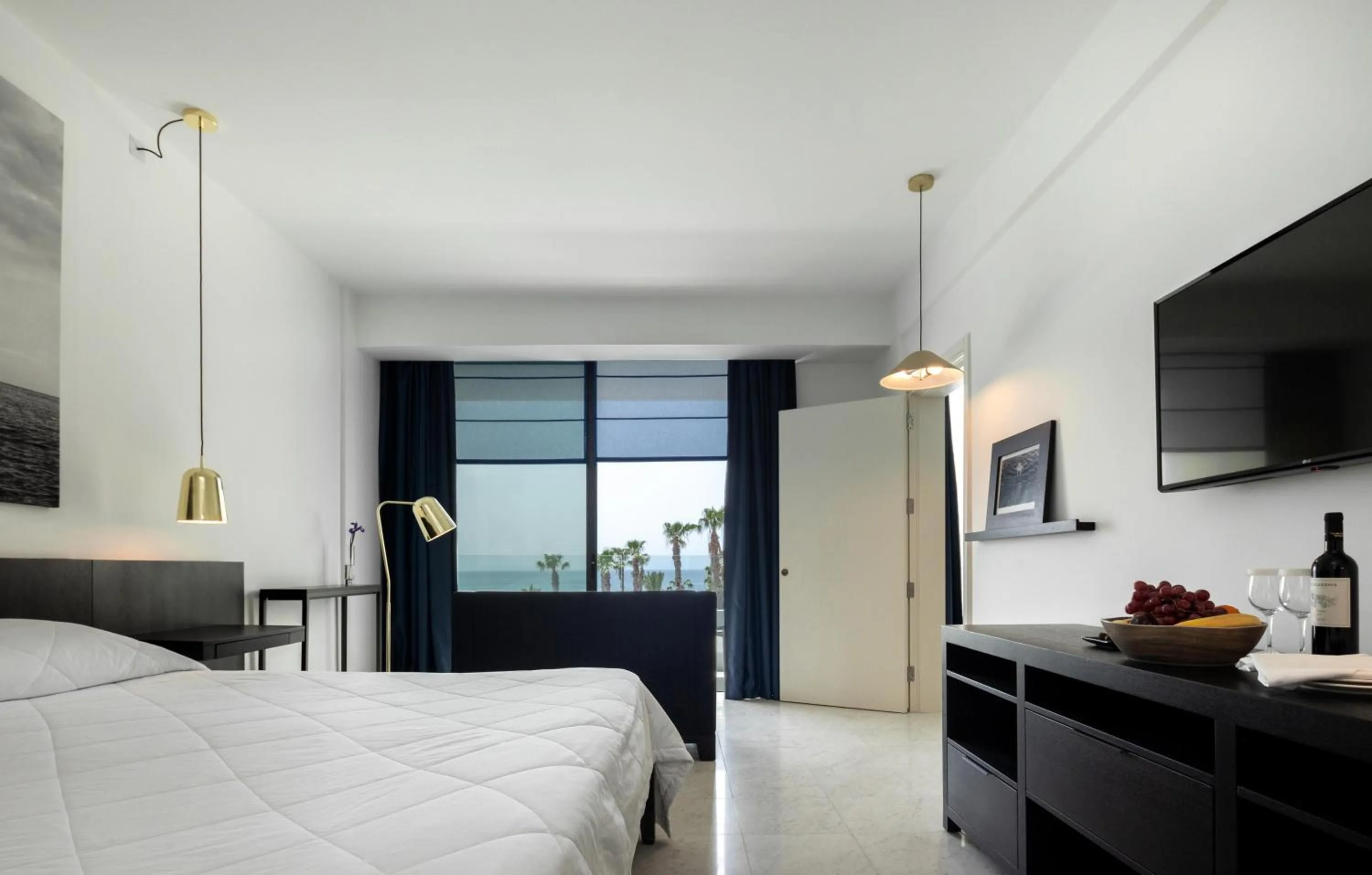 Photo of the whole room, Bed in Almyra