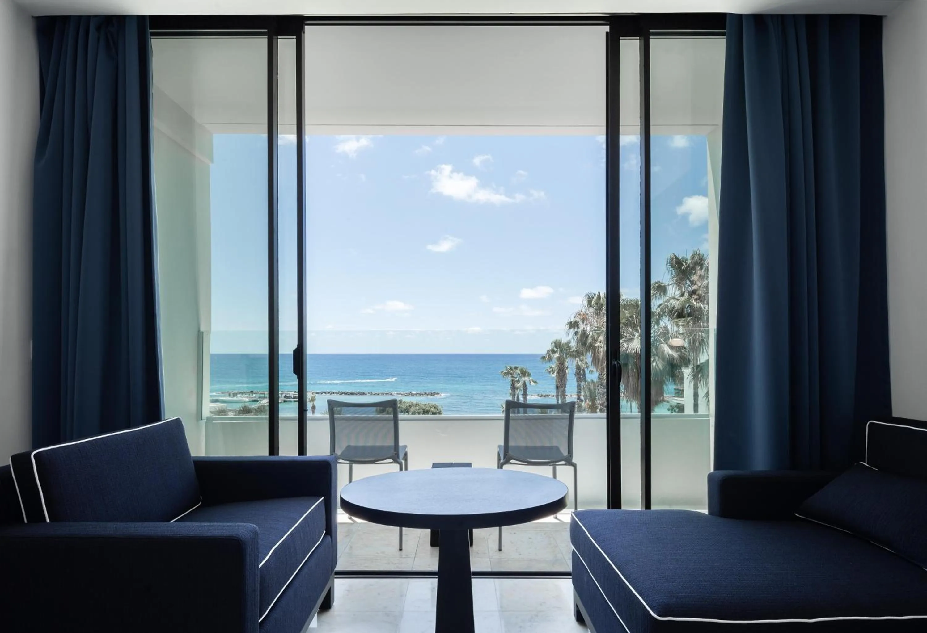 Photo of the whole room in Almyra