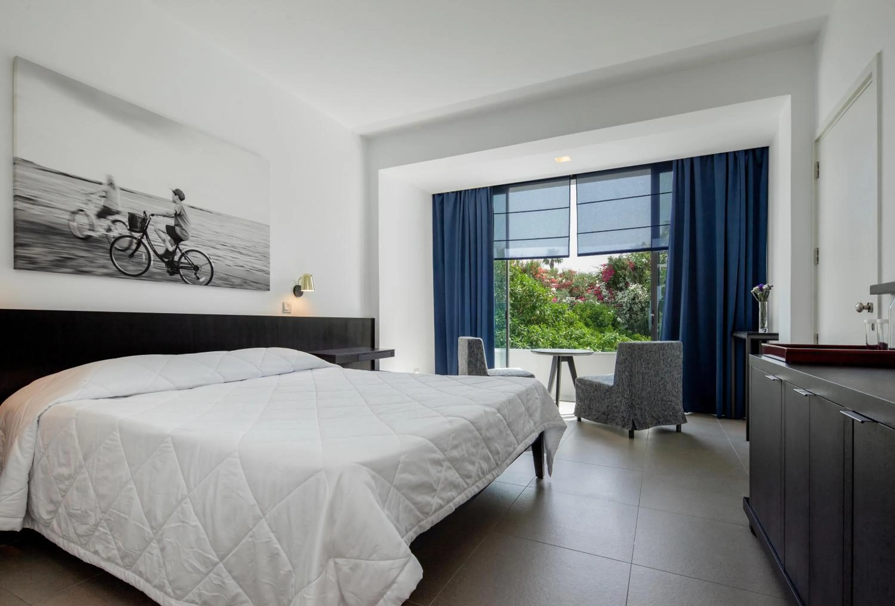 Photo of the whole room, Bed in Almyra