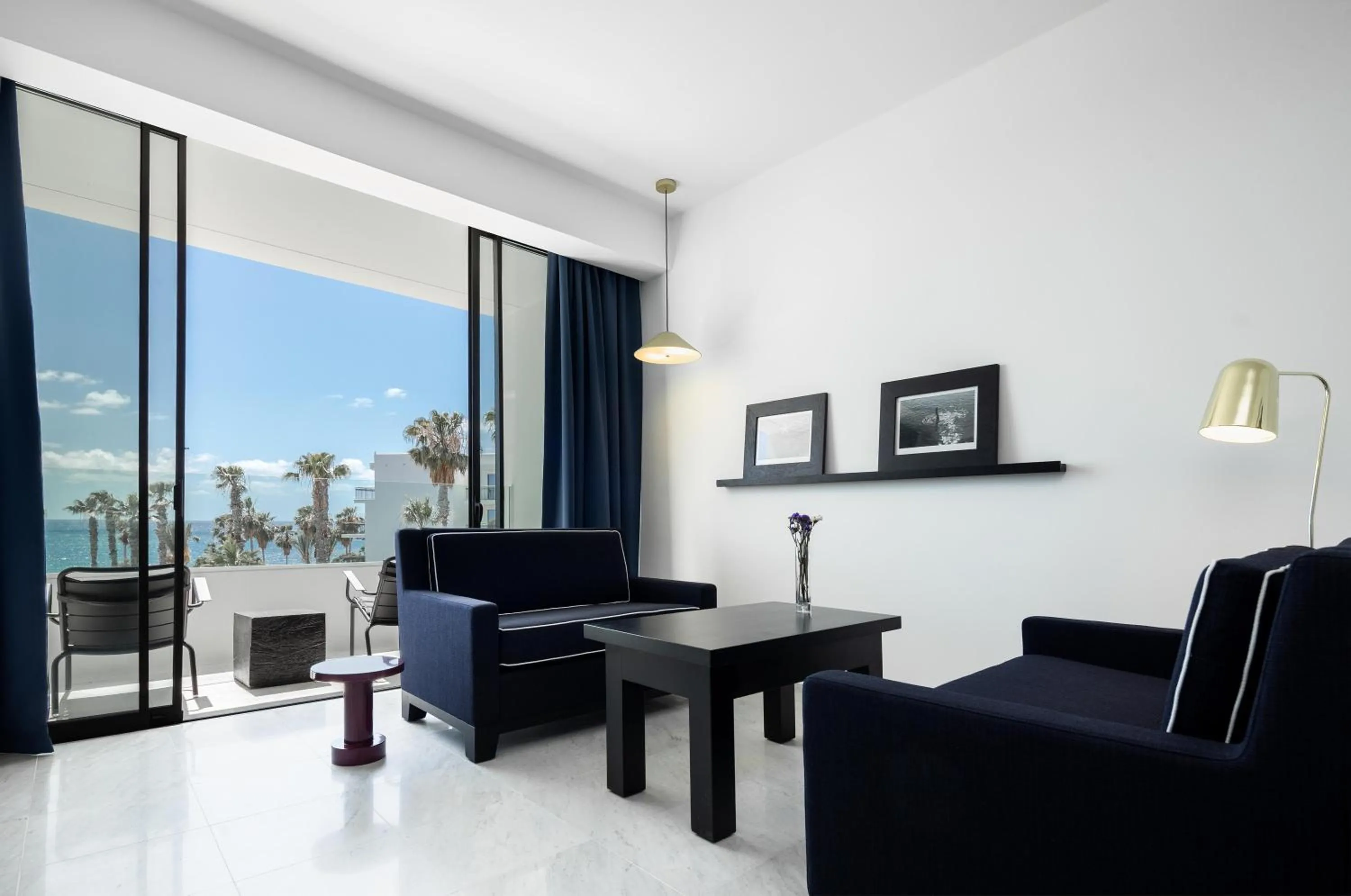 Photo of the whole room in Almyra