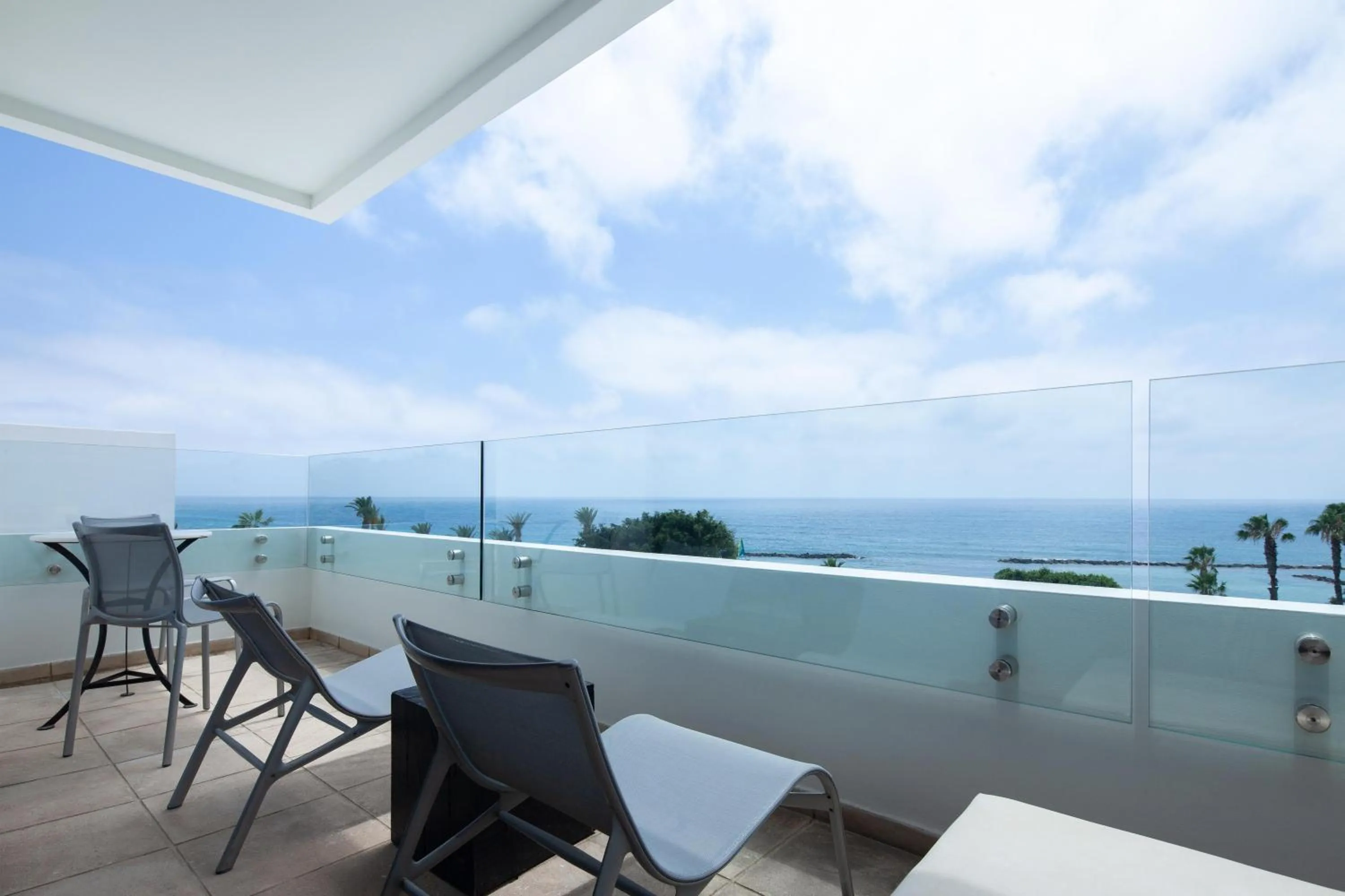 Photo of the whole room in Almyra