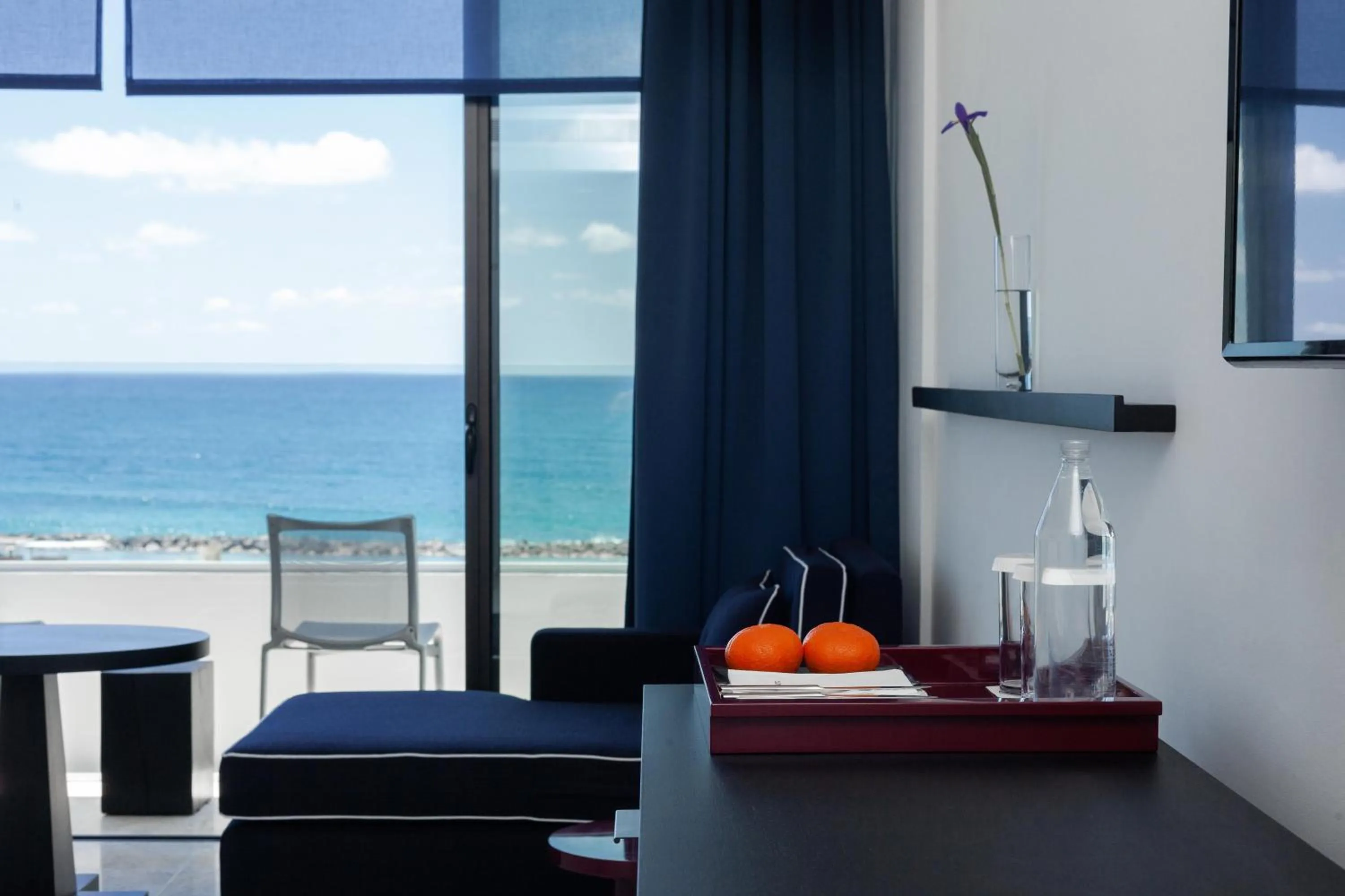 Photo of the whole room in Almyra