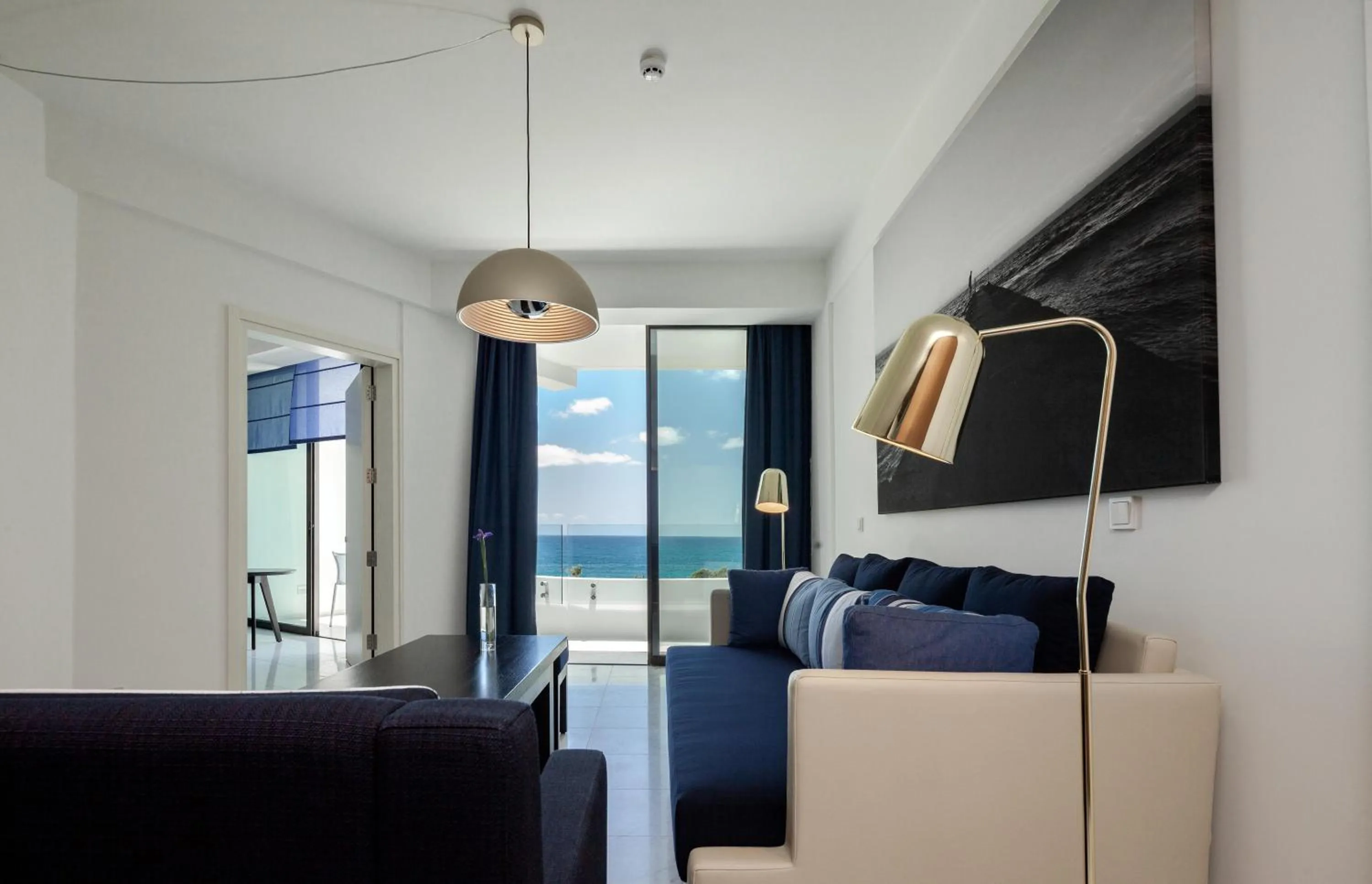 Photo of the whole room in Almyra