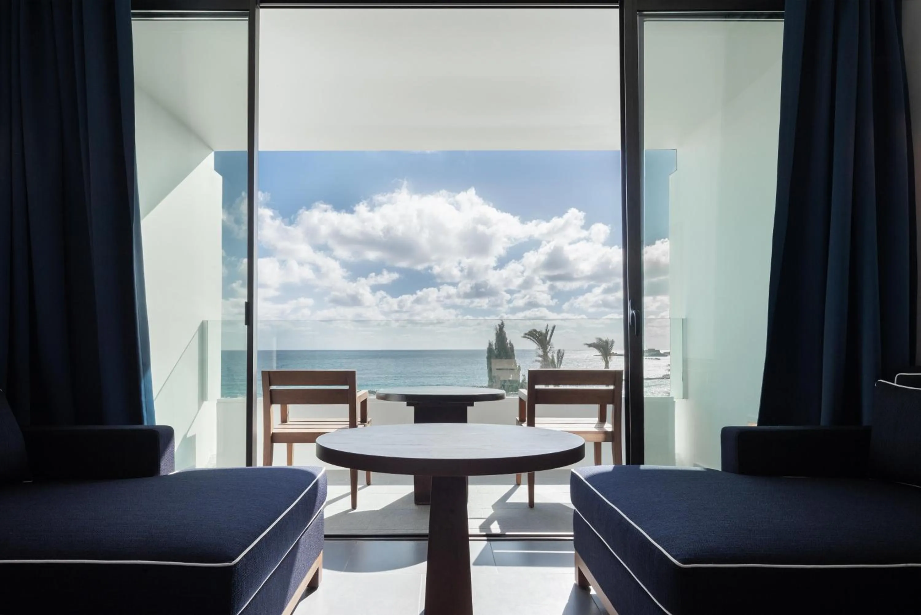 Photo of the whole room in Almyra