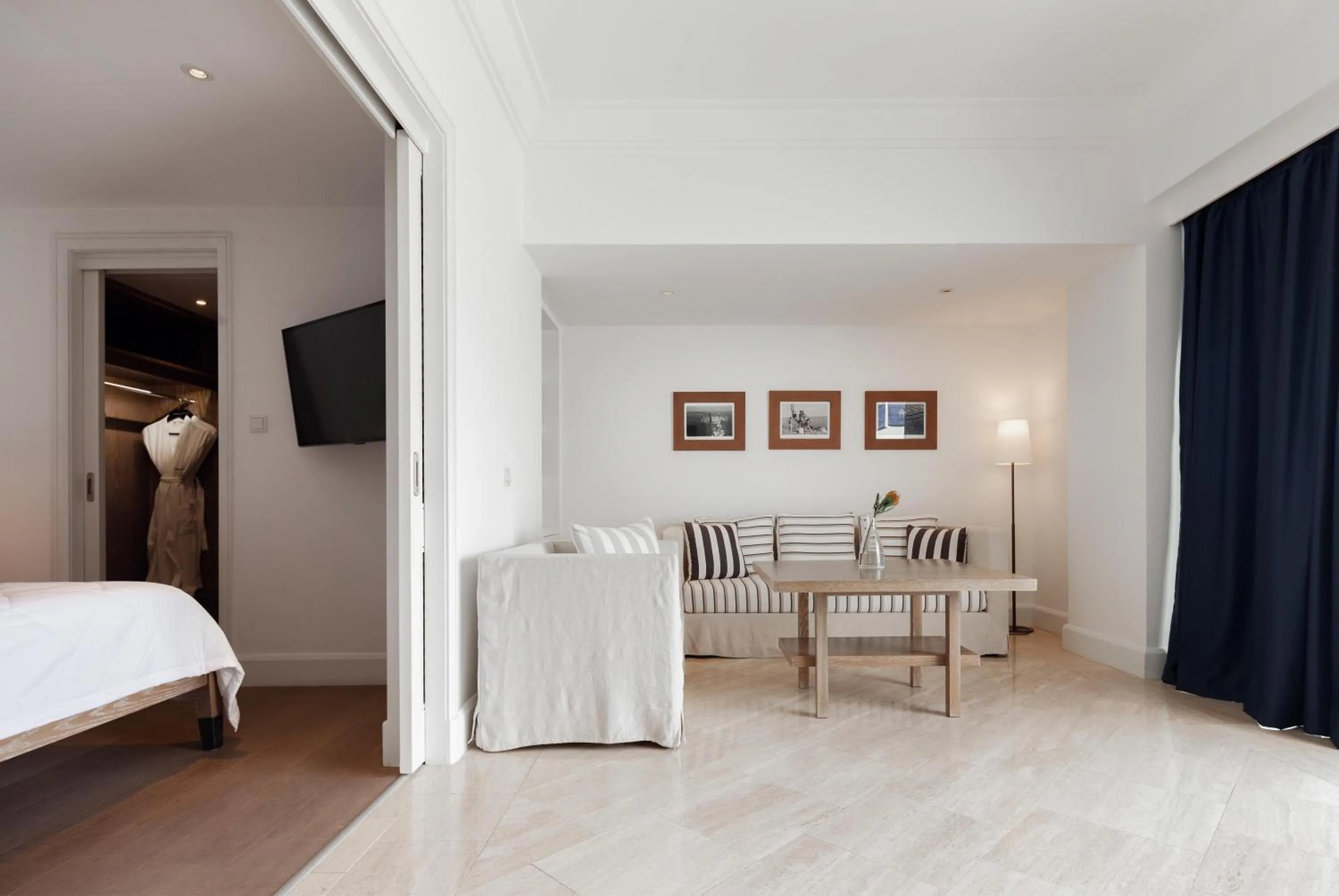 Photo of the whole room, Bed in Almyra