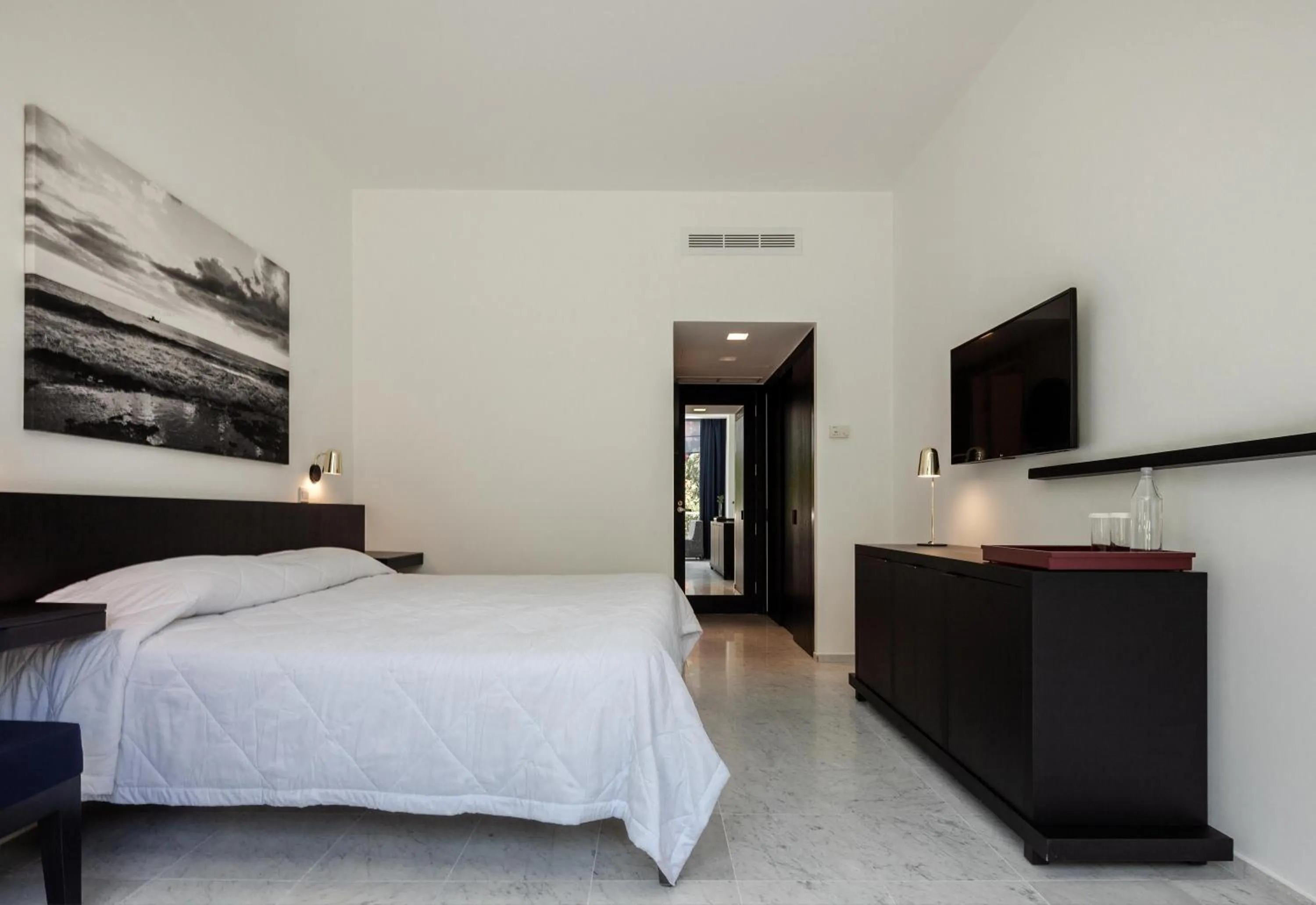 Photo of the whole room, Bed in Almyra