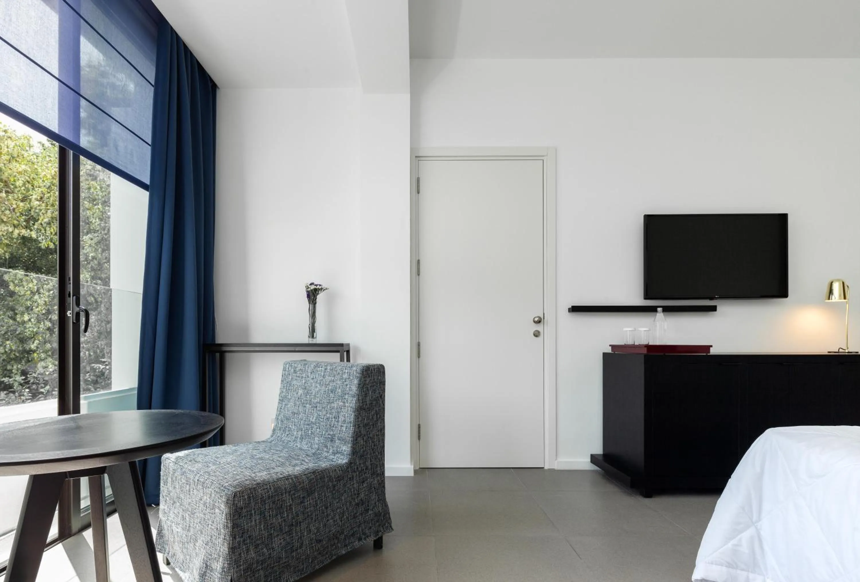 Photo of the whole room in Almyra