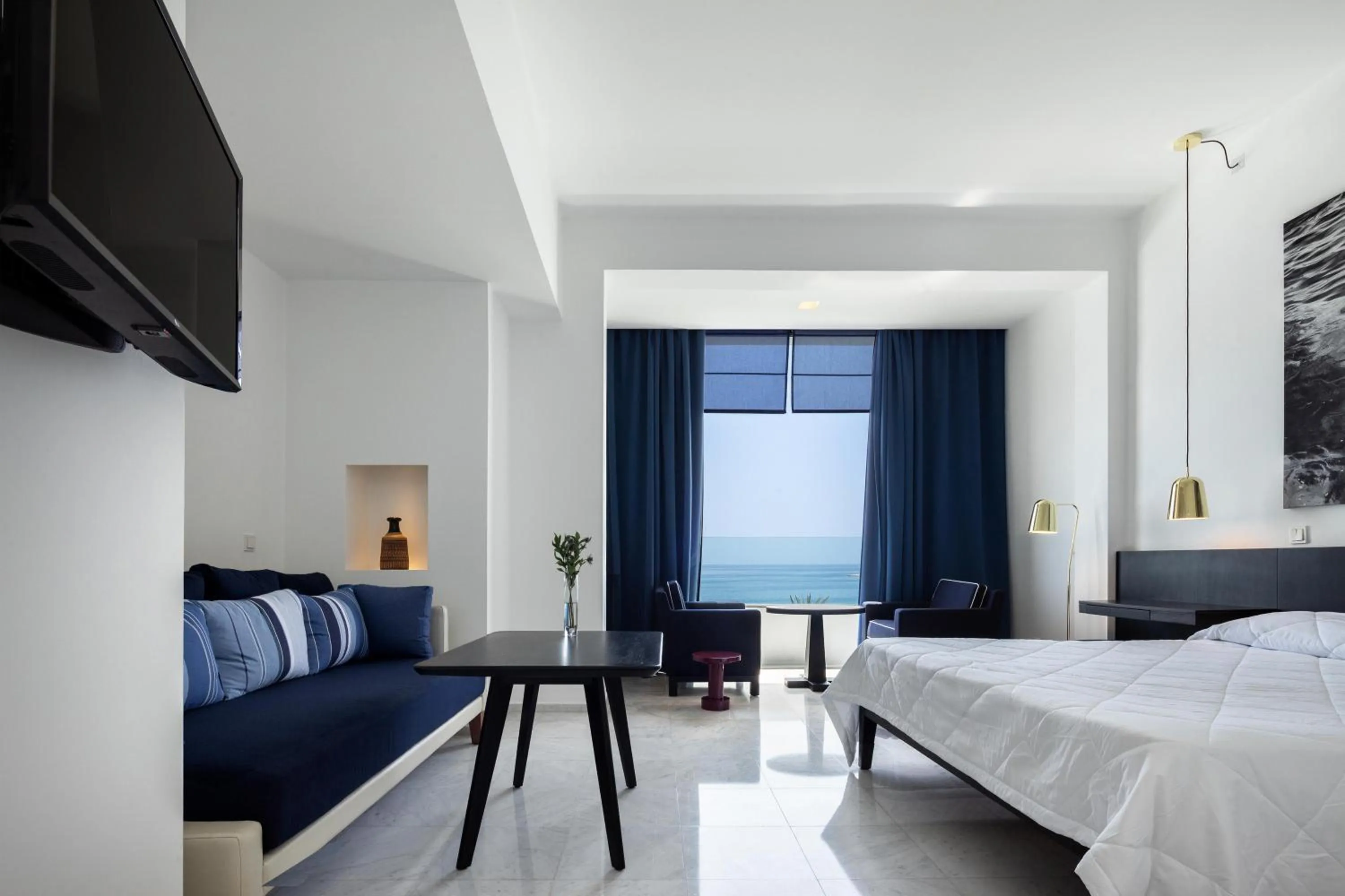 Photo of the whole room, Bed in Almyra