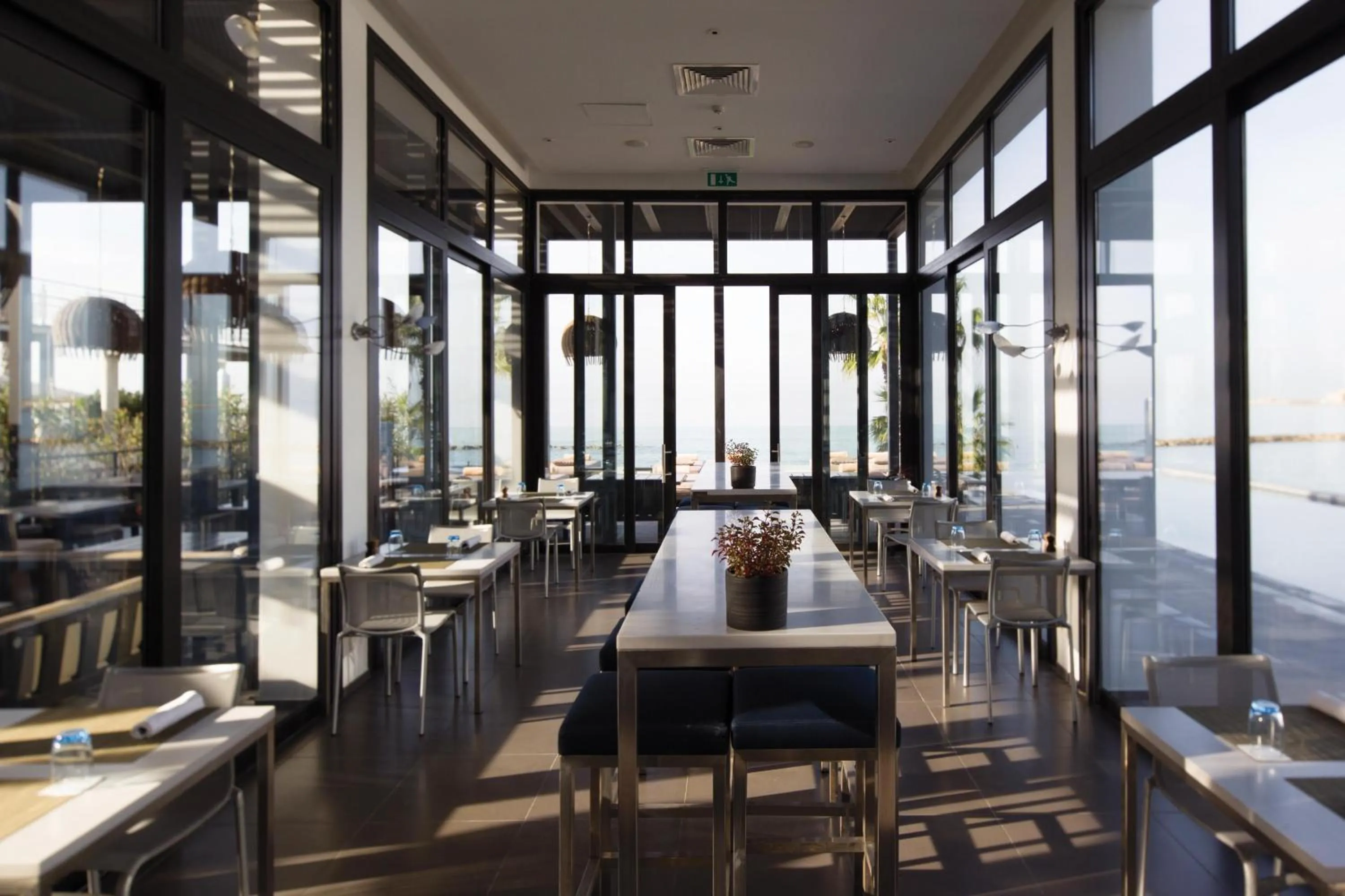 Restaurant/places to eat in Almyra