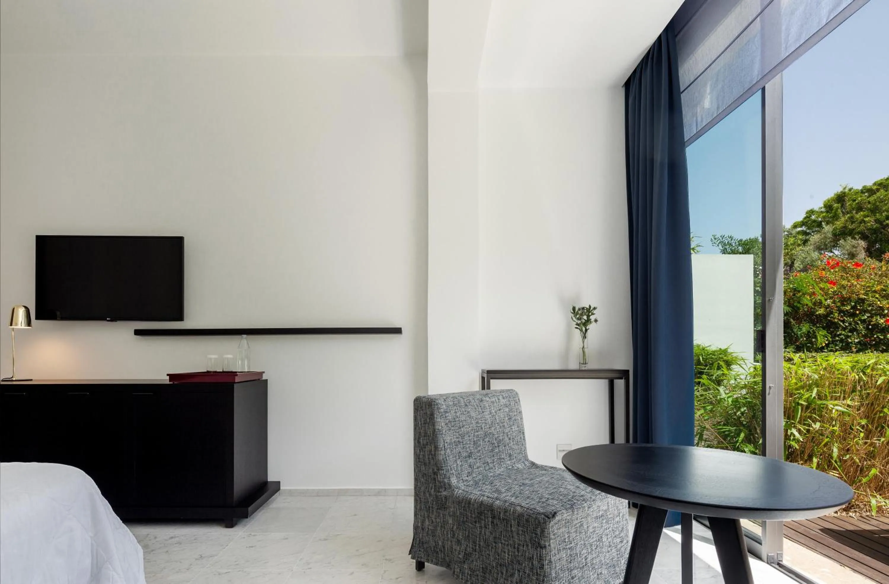 Photo of the whole room in Almyra