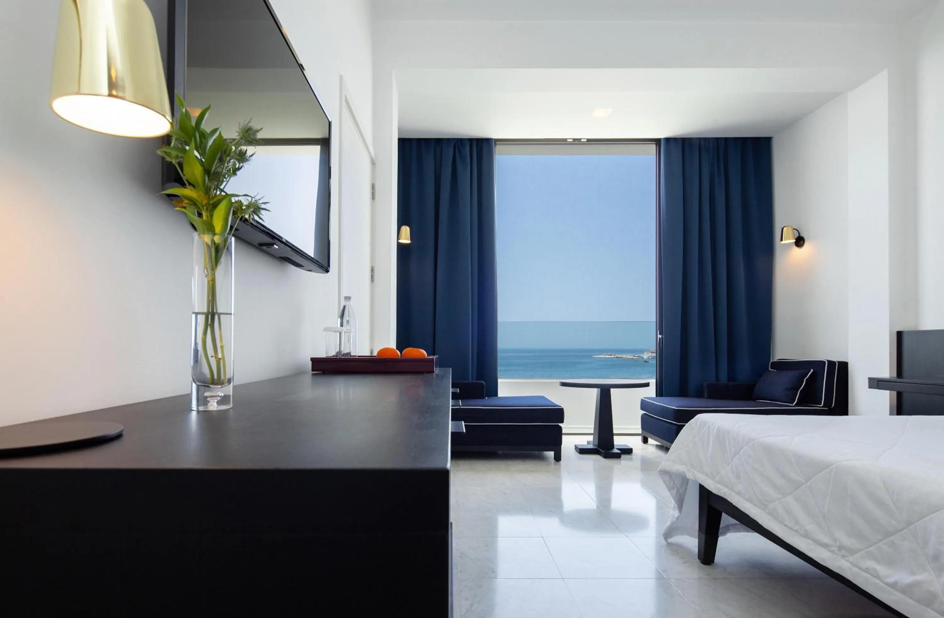 Photo of the whole room, Bed in Almyra