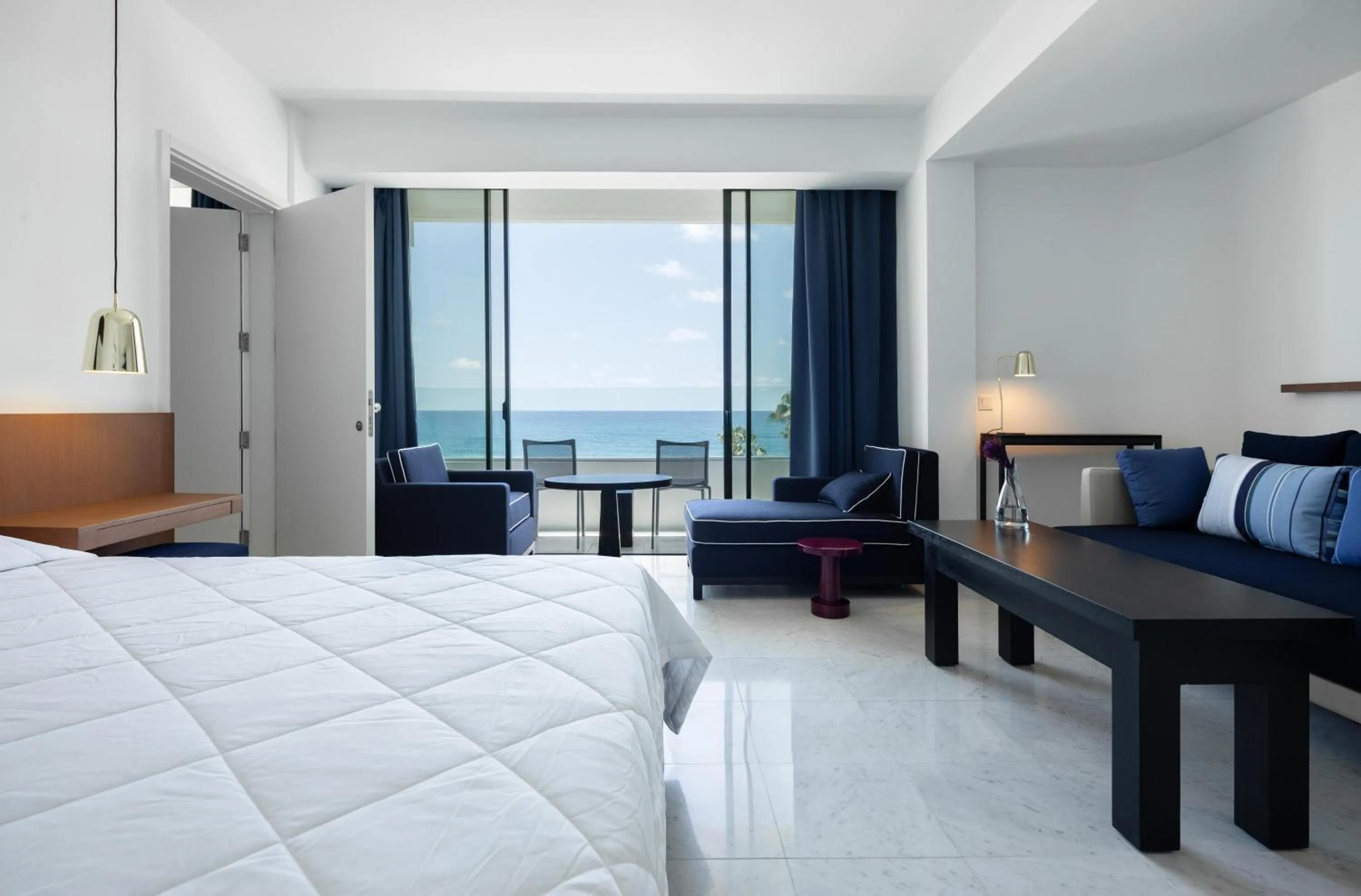 Photo of the whole room, Bed in Almyra