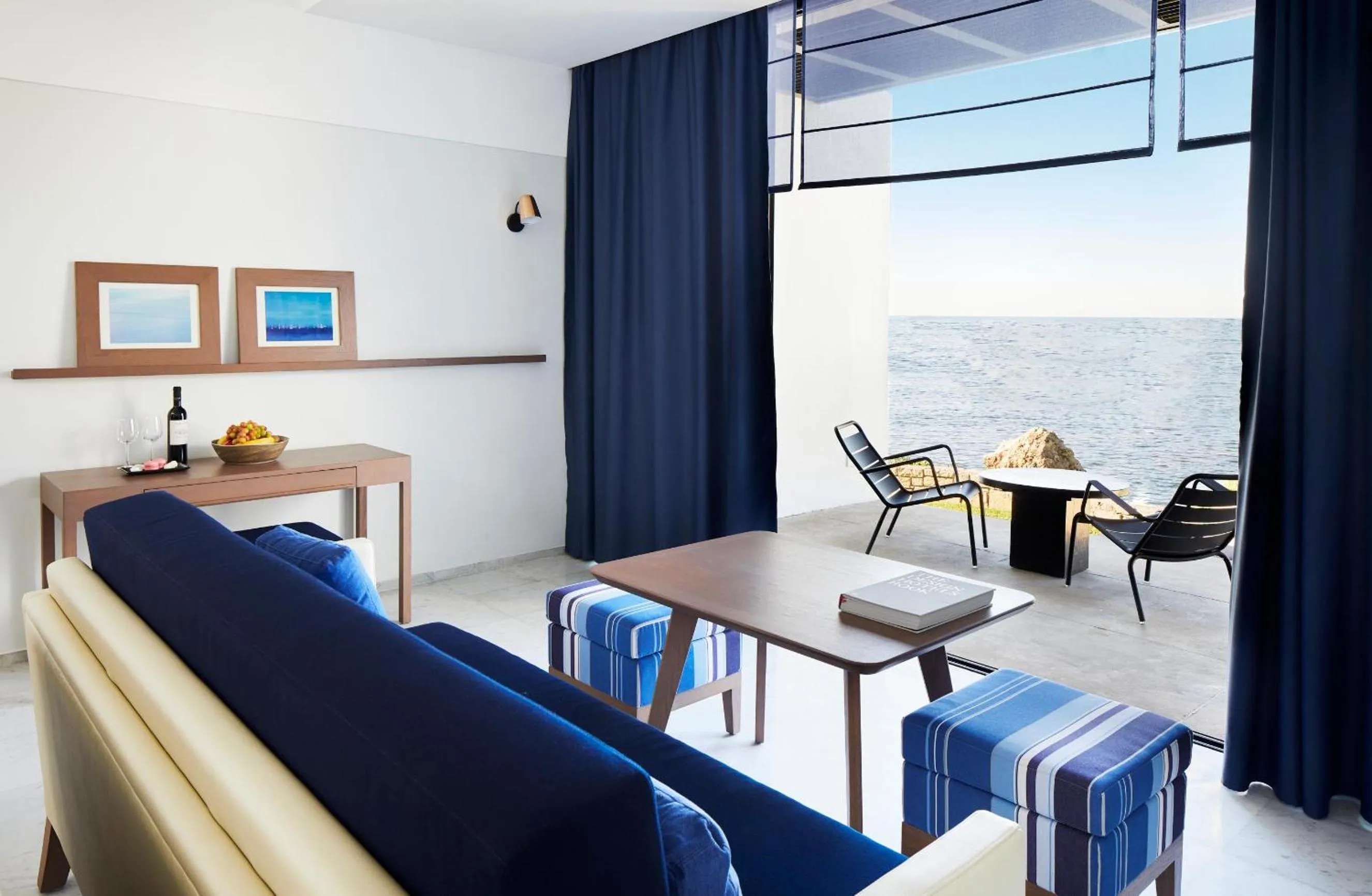 Photo of the whole room in Almyra